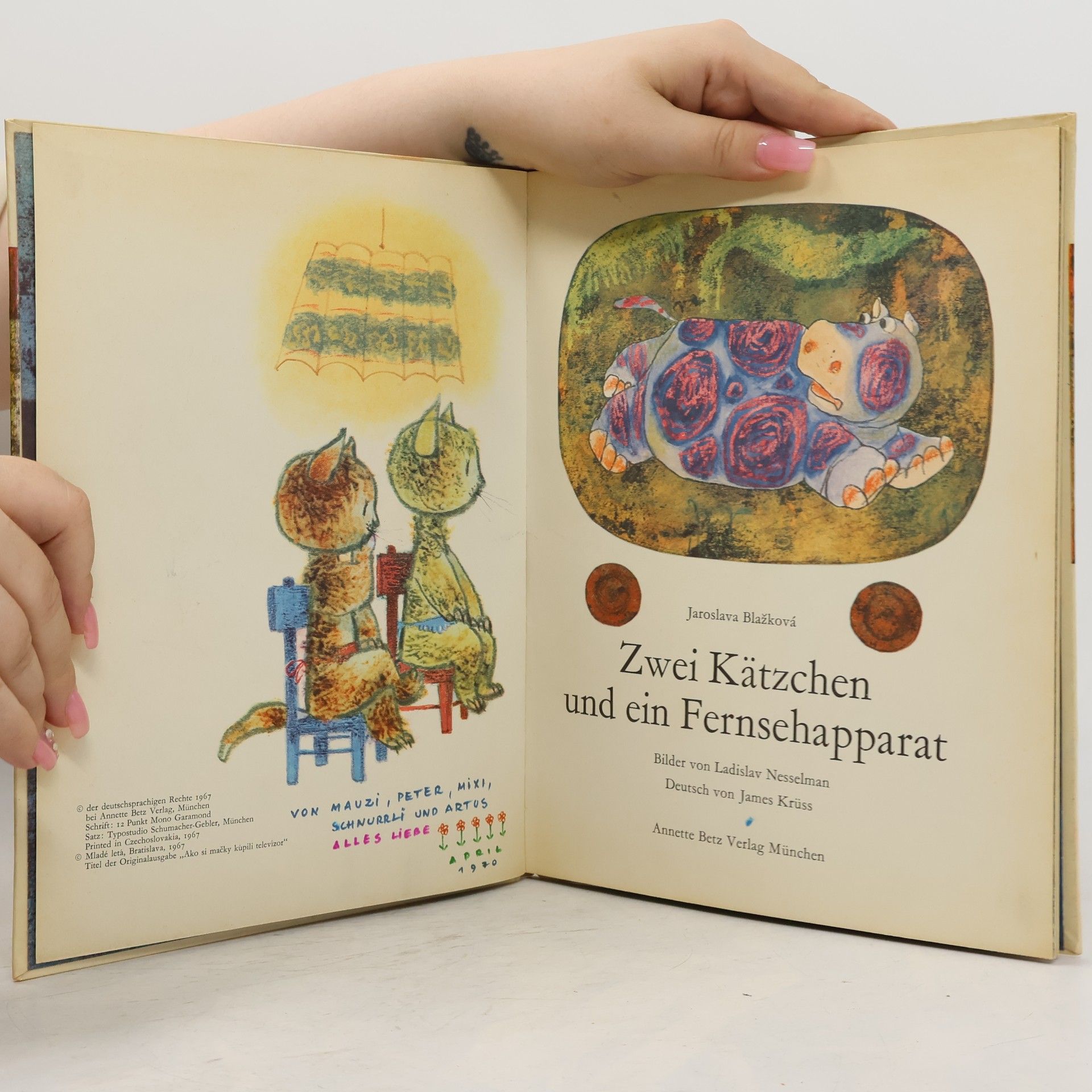 Jaroslava Blažková Zwei Kätzchen und ein Fernsehapparat