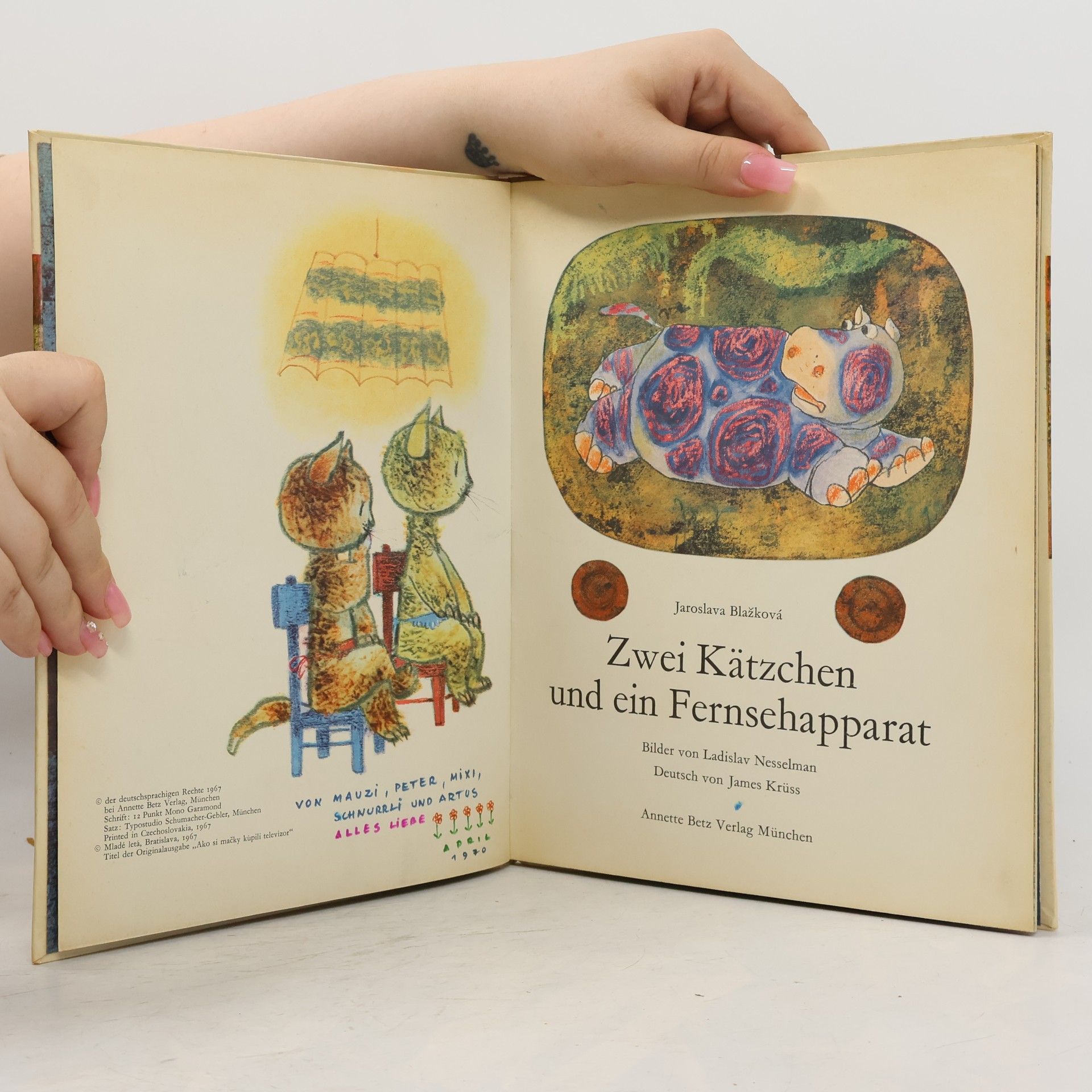 Jaroslava Blažková Zwei Kätzchen und ein Fernsehapparat