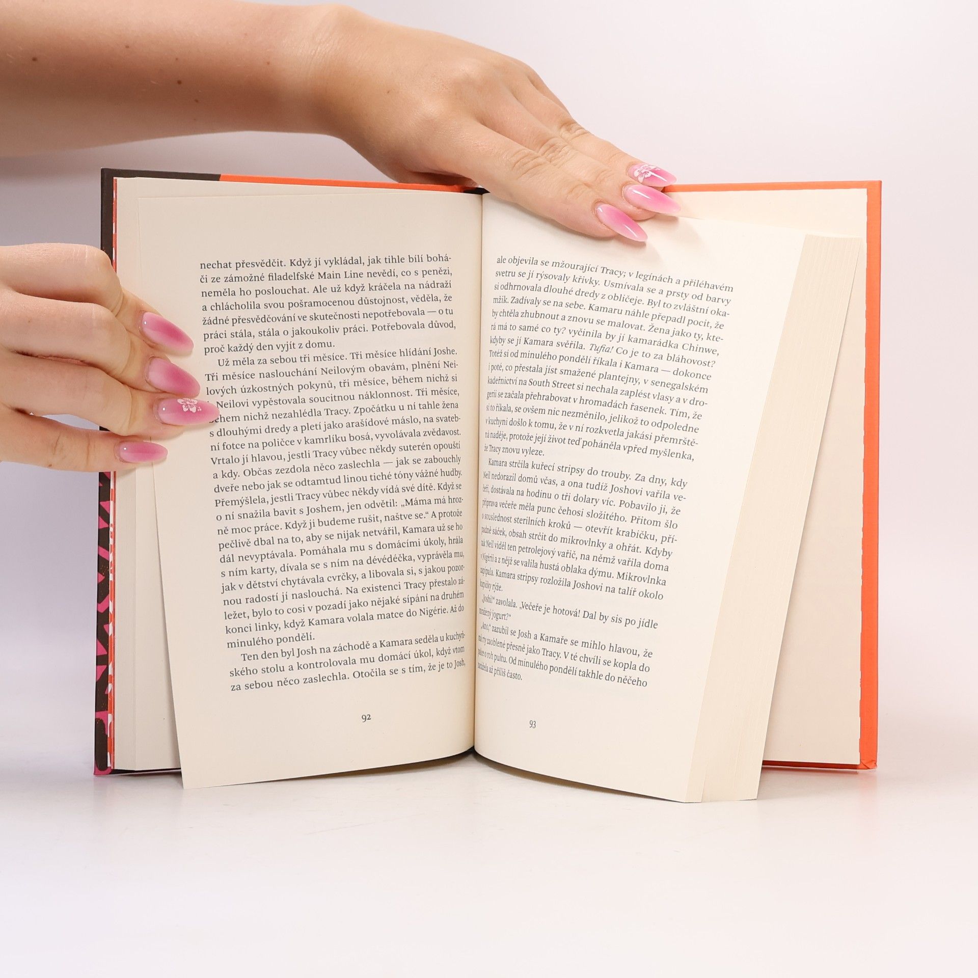 Chimamanda Ngozi Adichie Co ti svírá hrdlo