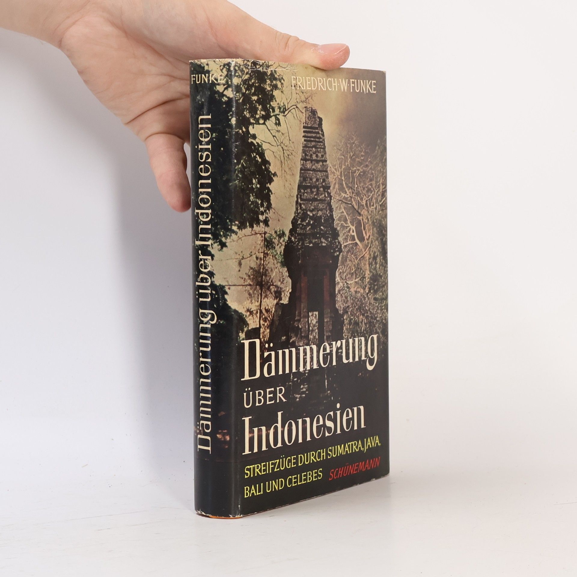 Dämmerung über Indonesien