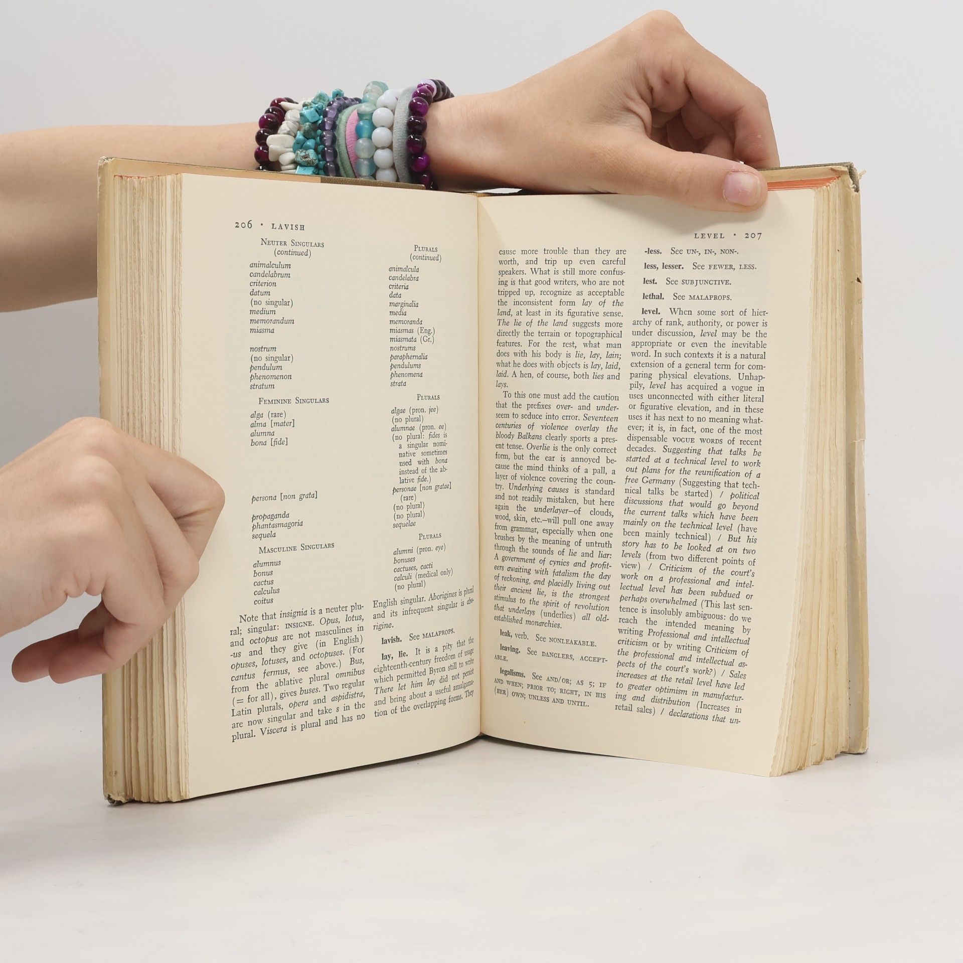 Wilson Follett Modern American Usage: A Guide