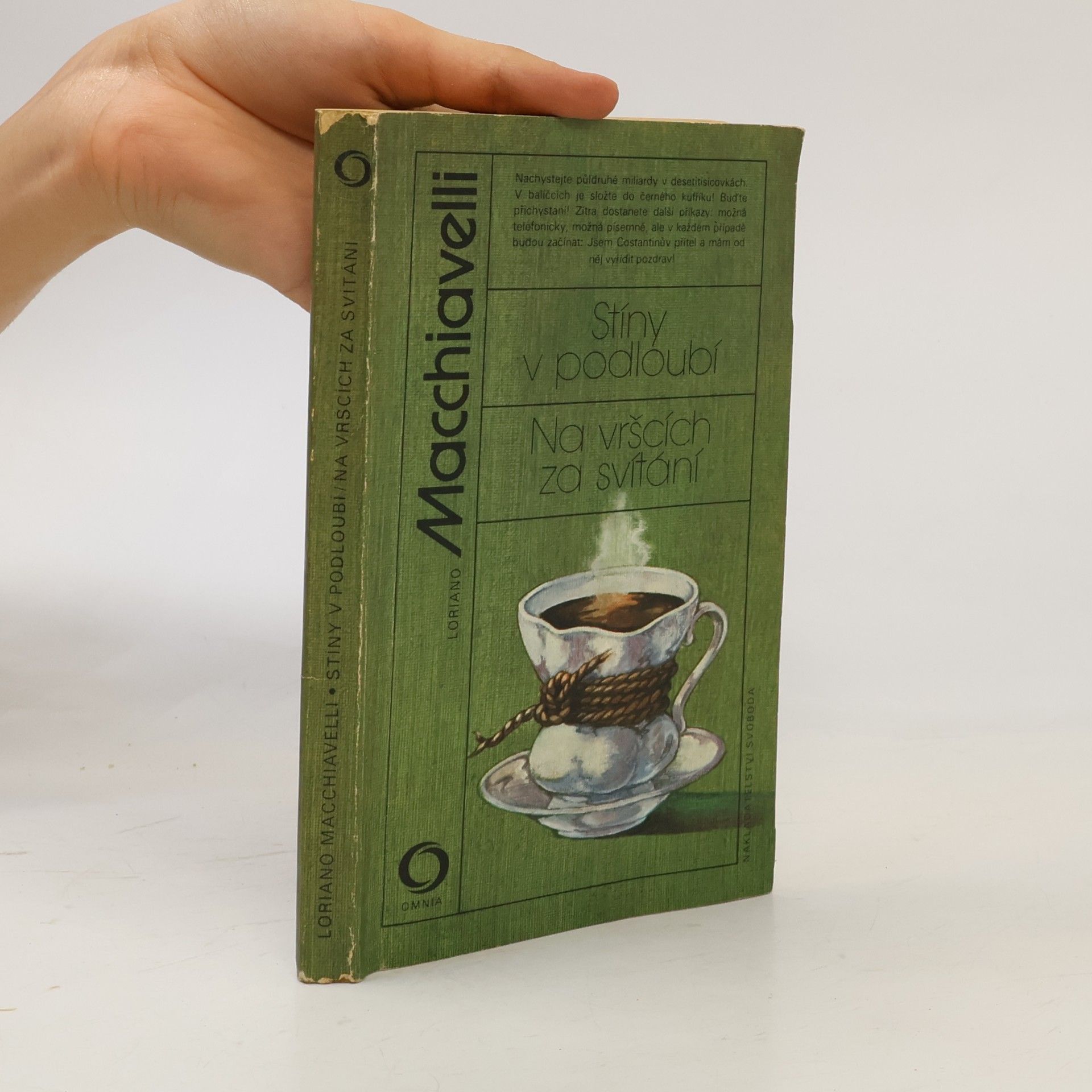 Loriano Macchiavelli Stíny v podloubí. Na vršcích za svítání