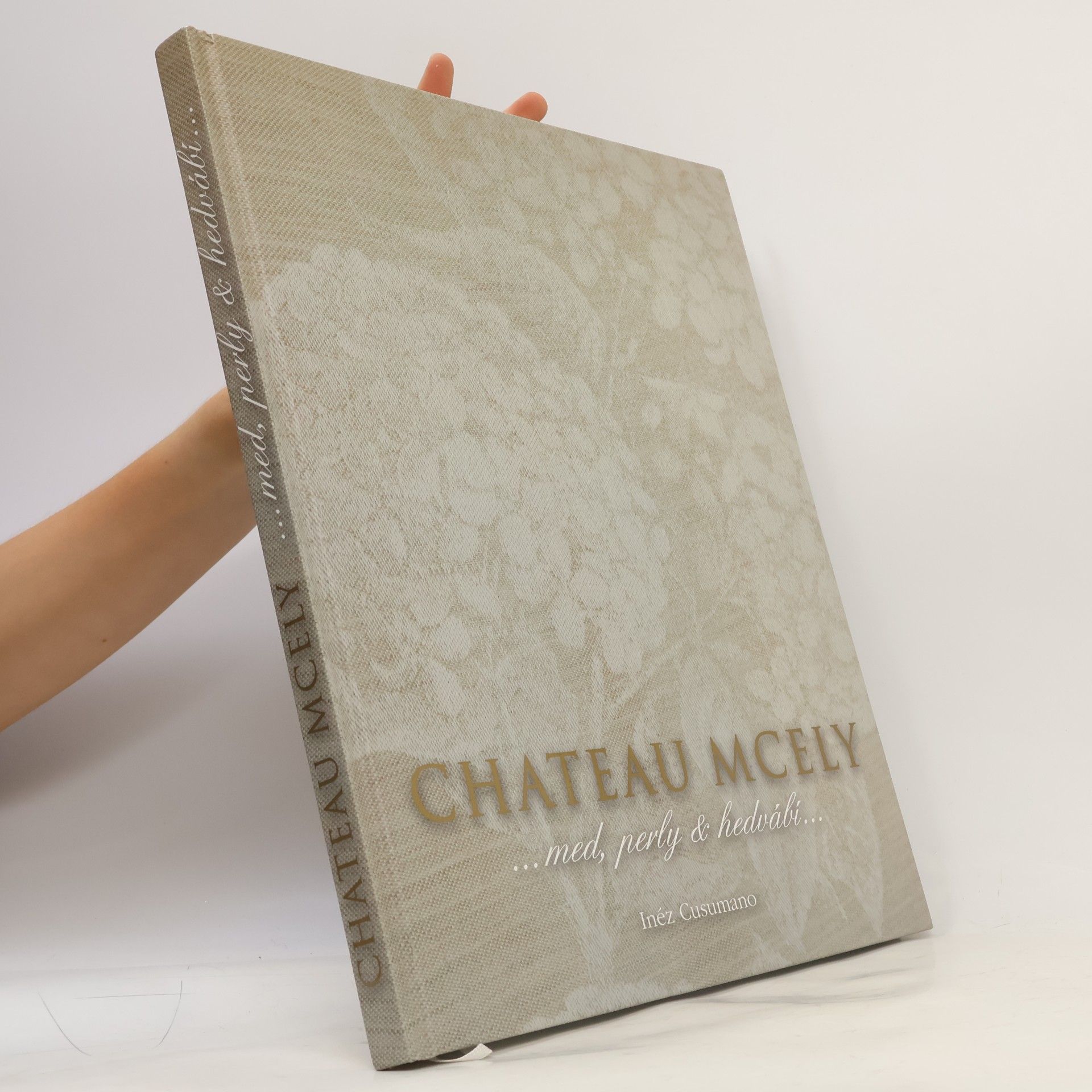 Chateau Mcely : ...med, perly & hedvábí...