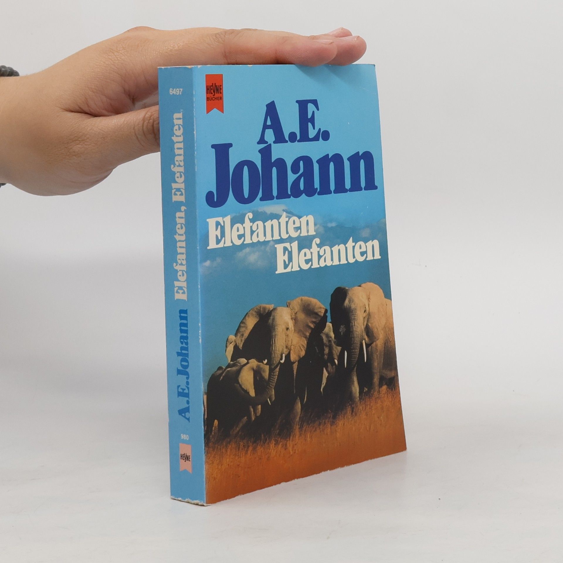 Alfred E. Johann Elefanten, Elefanten