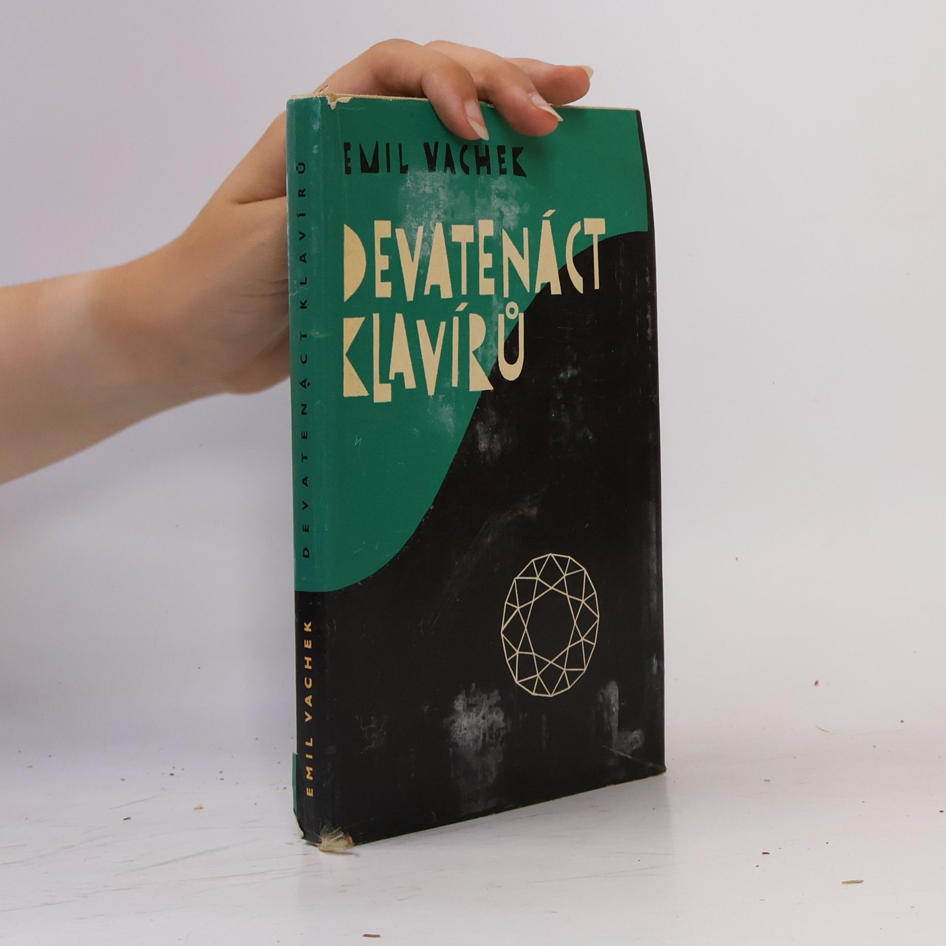 Emil Vachek Devatenáct klavírů