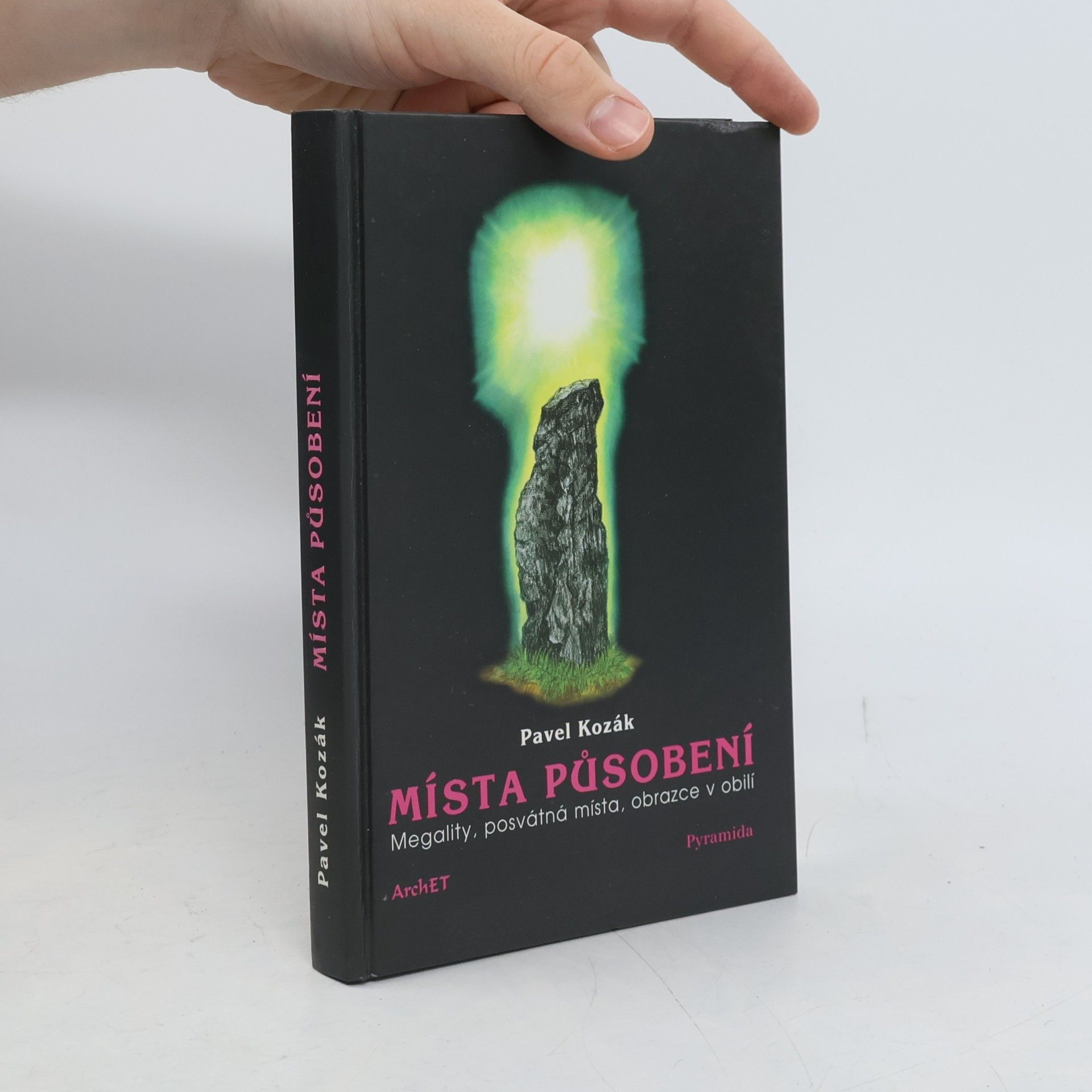 Pavel Kozák Místa působení : [megality, posvátná místa, obrazce v obilí]