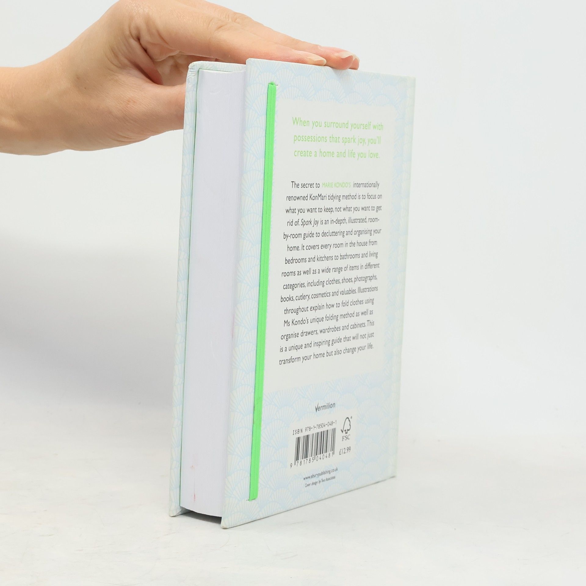 Marie Kondo Spark joy. An illustrated guide to the japanese art of tidying