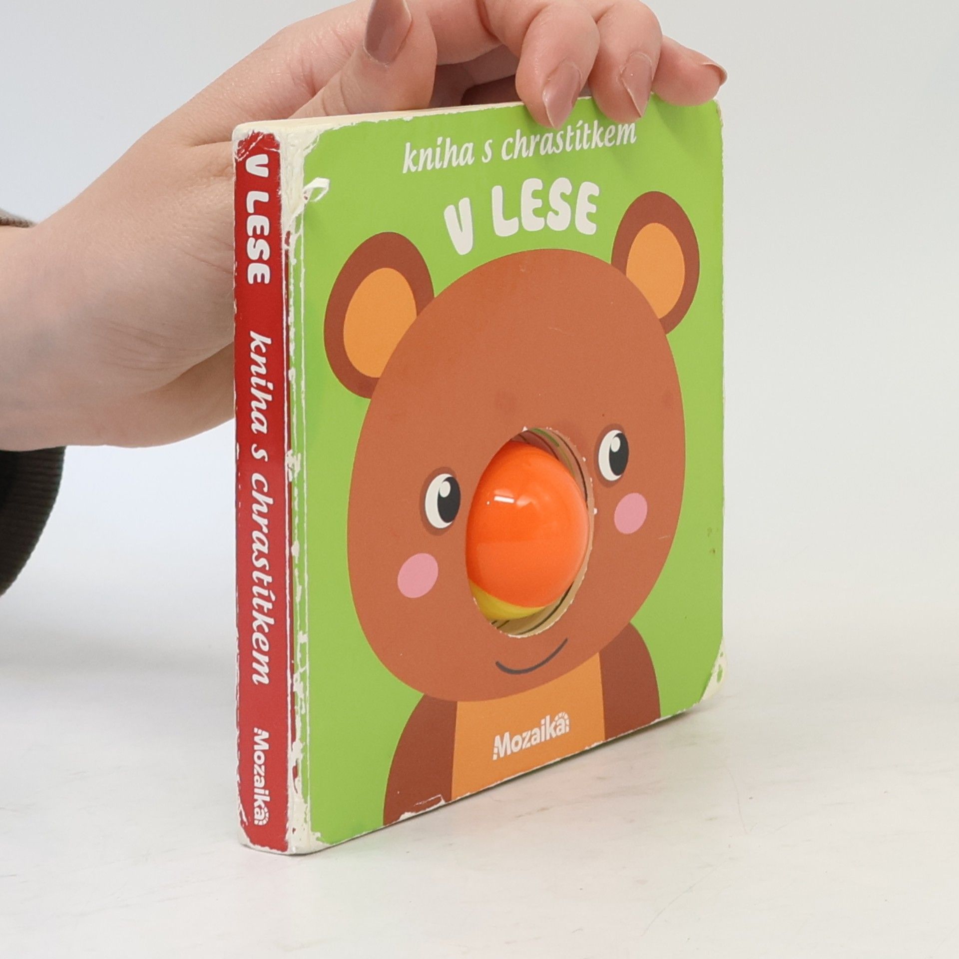 Autorenkollektiv V lese : kniha s chrastítkem