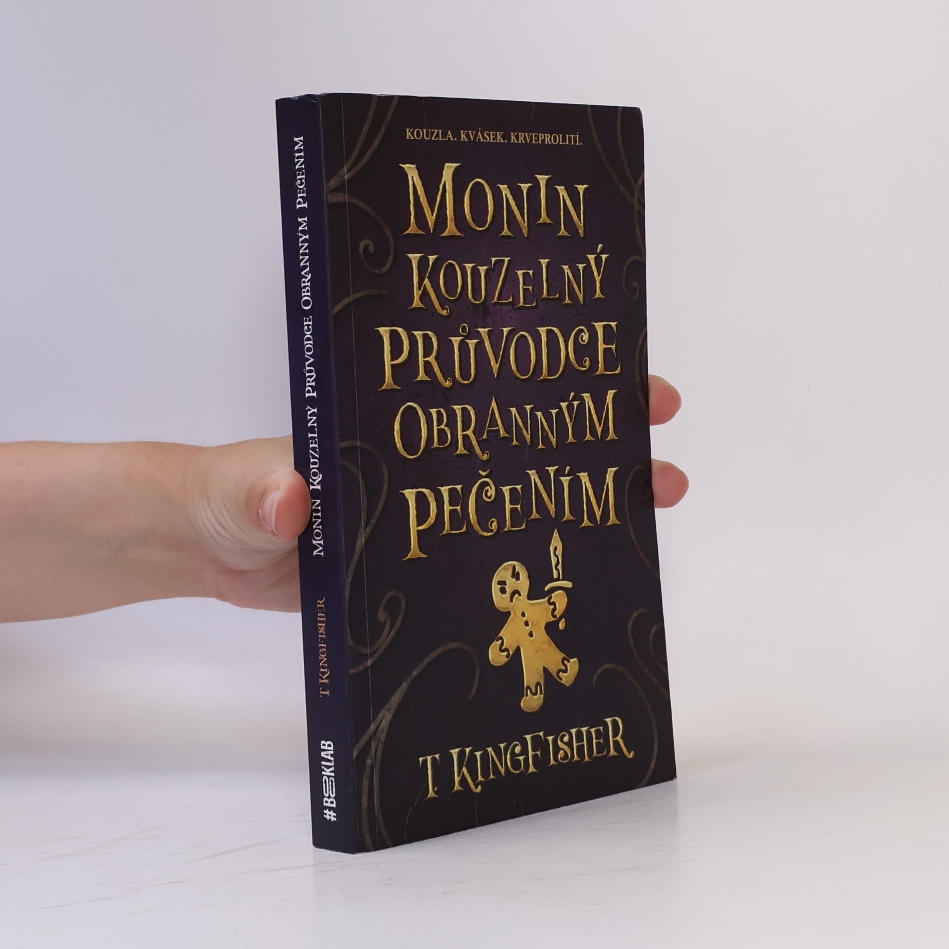 T. Kingfisher Monin kouzelný průvodce obranným pečením