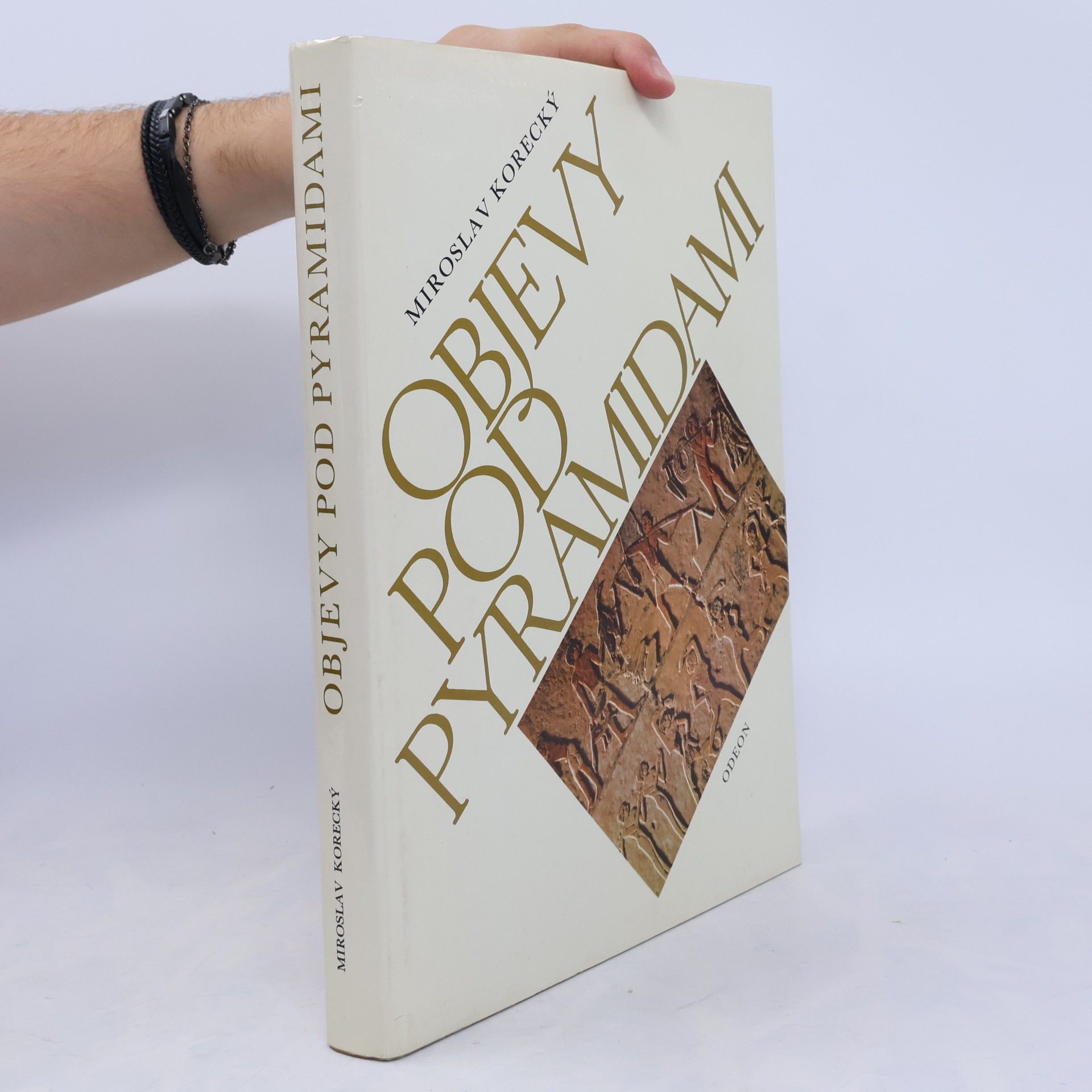 Miroslav Korecký Objevy pod pyramidami
