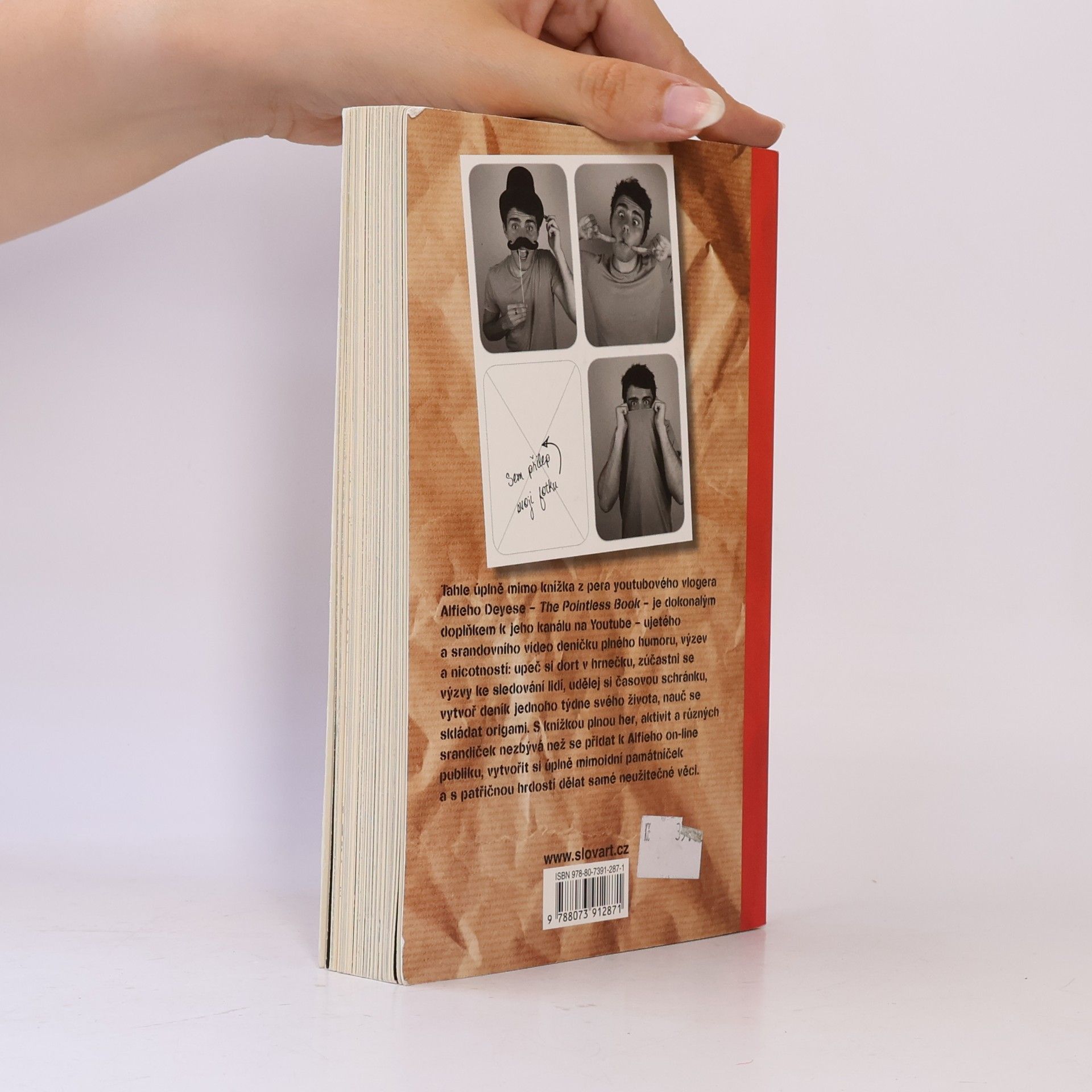 Alfie Deyes The pointless book. Alfie Deyes s ní začal, ty ji doděláš