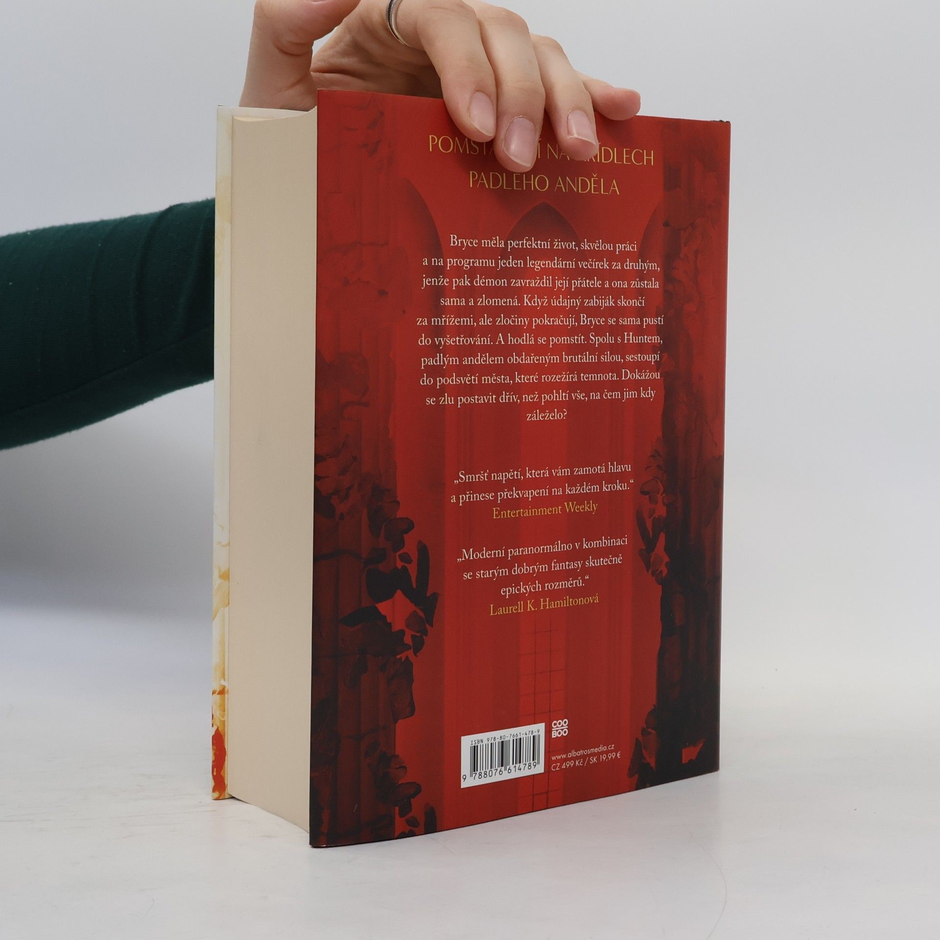 Sarah J. Maas Půlměsíční město. Rod země a krve