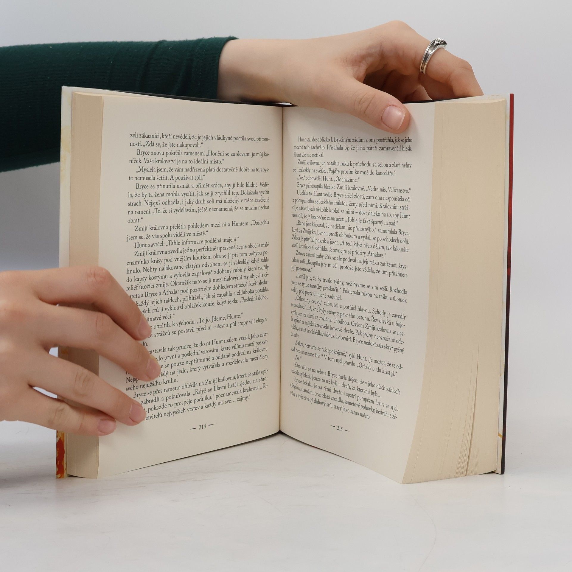 Sarah J. Maas Půlměsíční město. Rod země a krve
