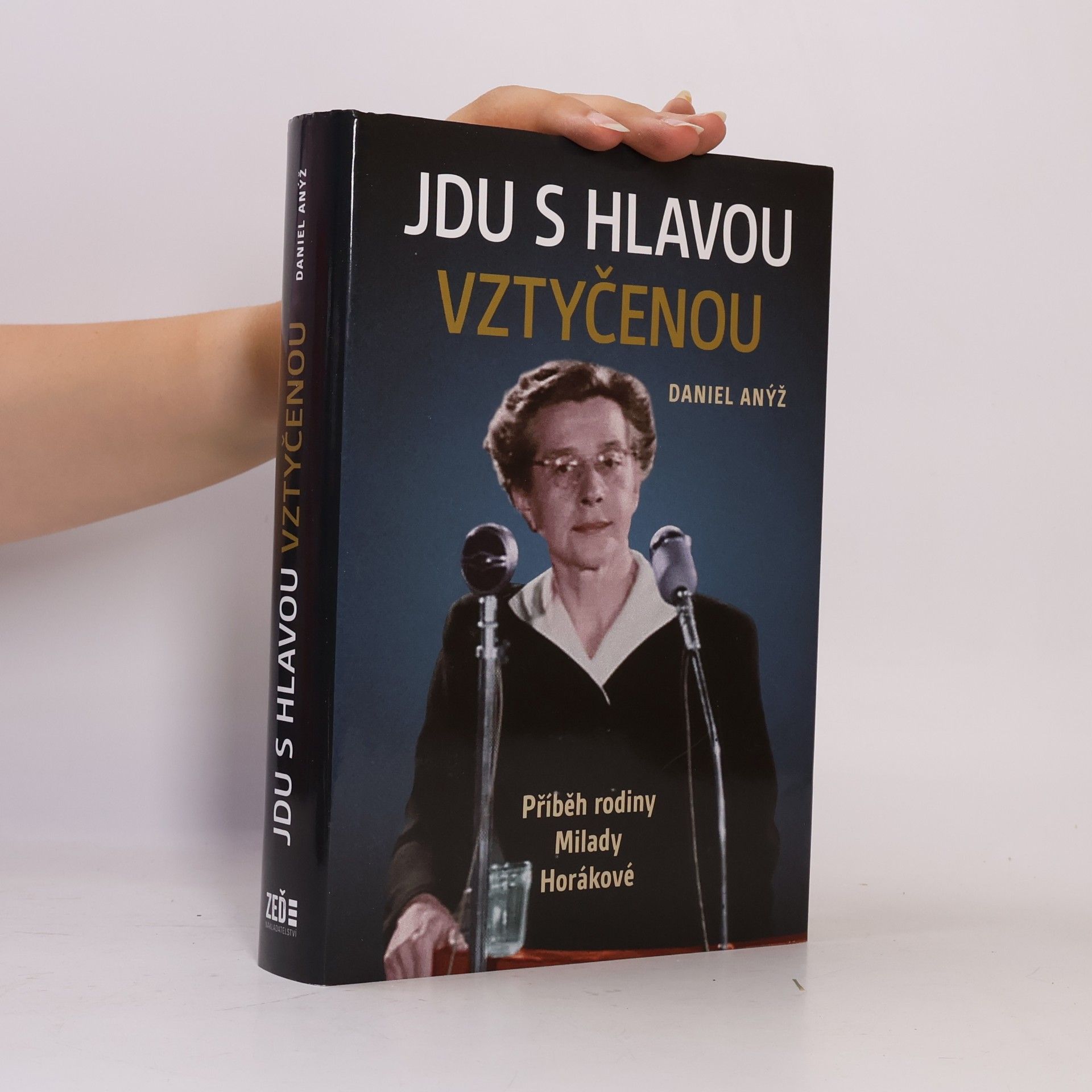 Daniel Anýž Jdu s hlavou vztyčenou. Příběh rodiny Milady Horákové