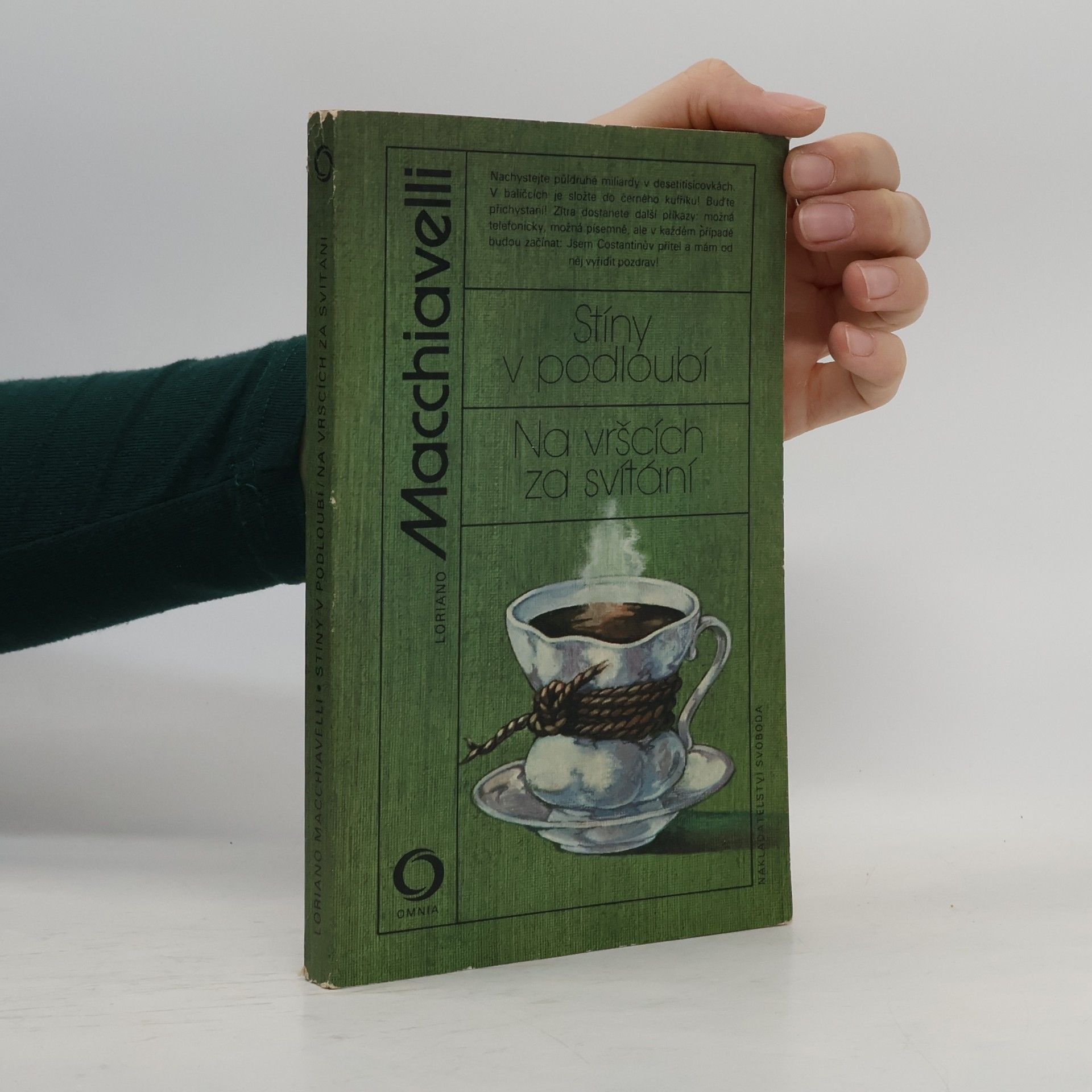 Loriano Macchiavelli Stíny v podloubí. Na vršcích za svítání