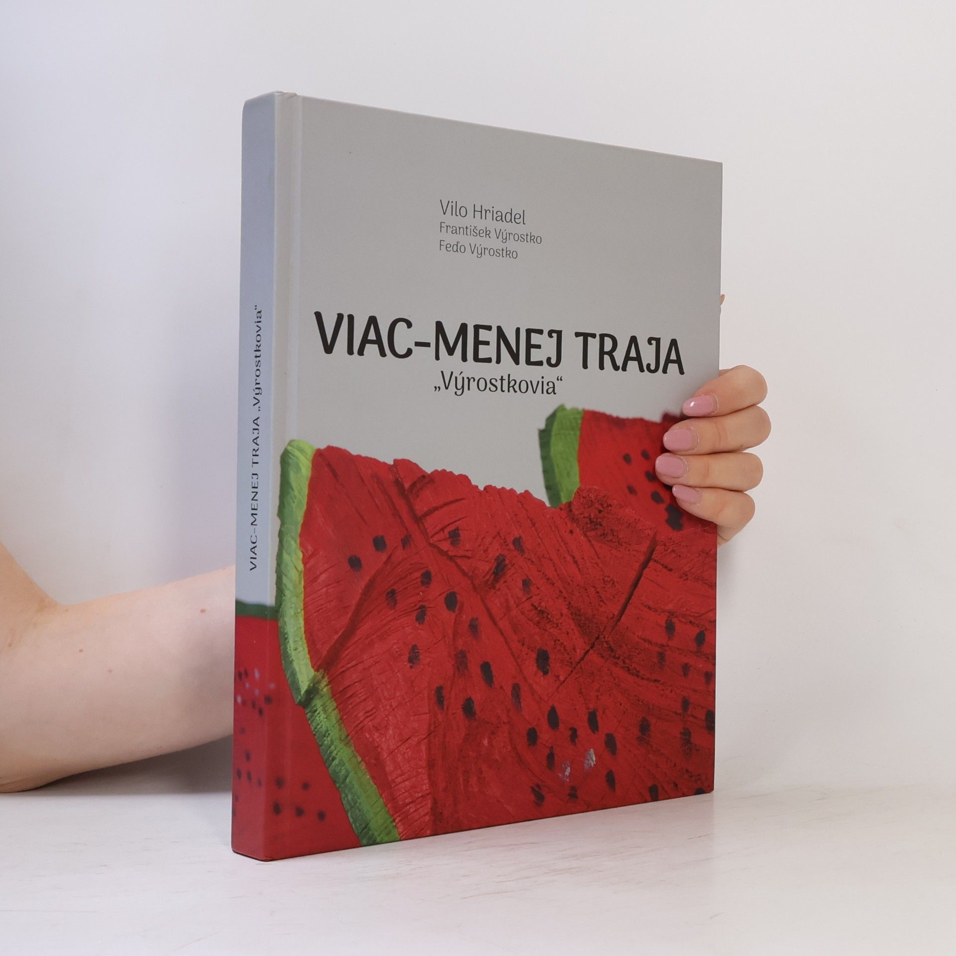 Viac-menej traja