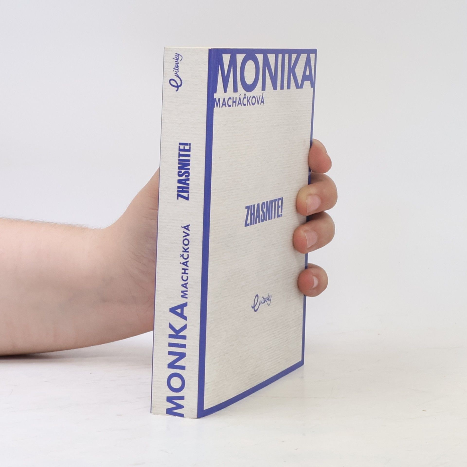 Monika Macháčková Zhasnite!