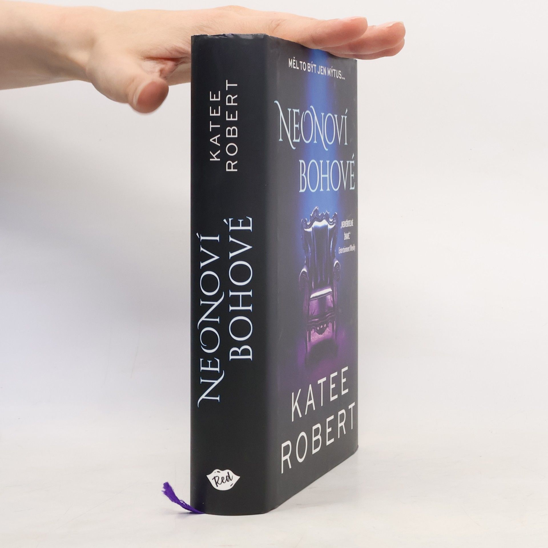 Katee Robert Neonoví bohové