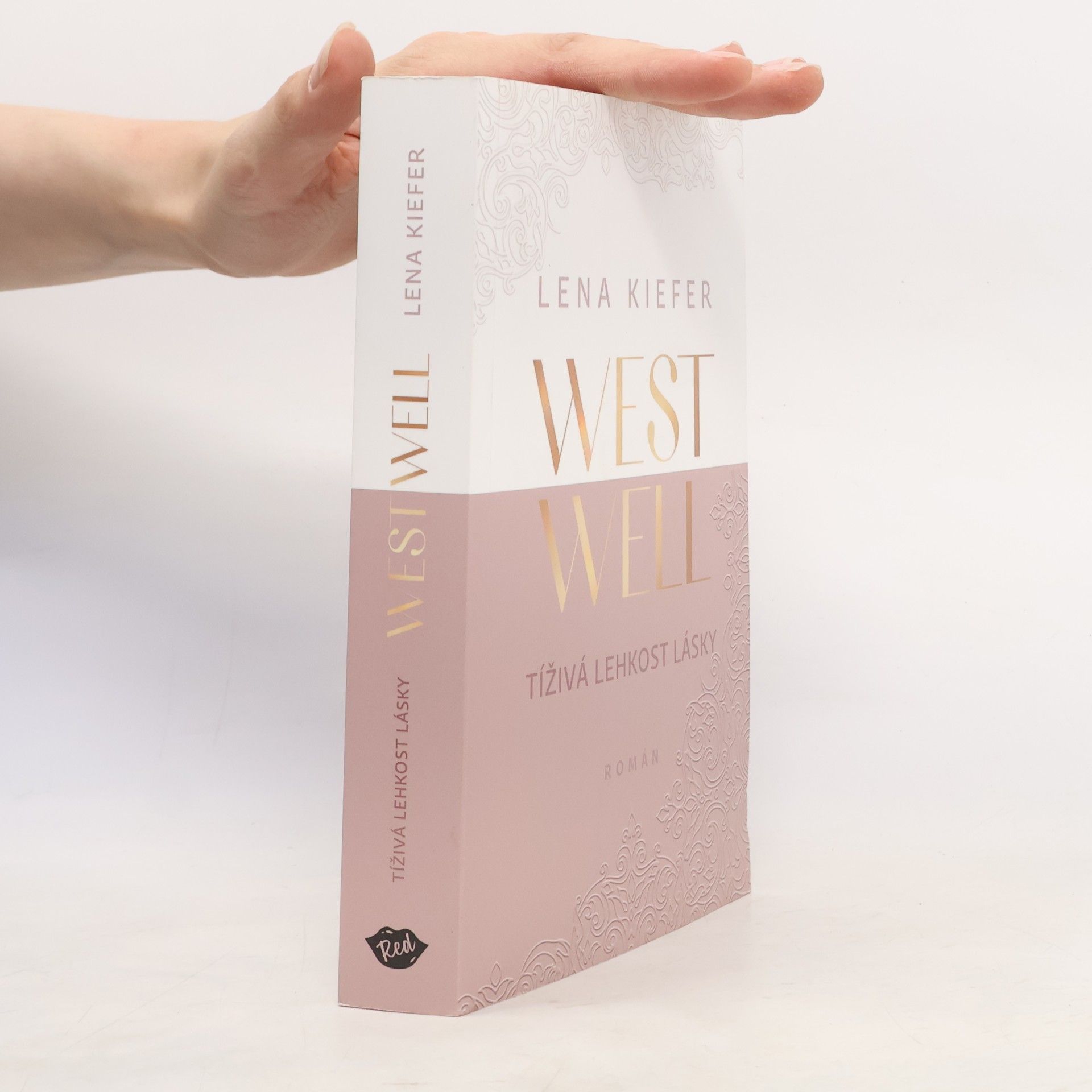 Lena Kiefer Westwell. Tíživá lehkost lásky
