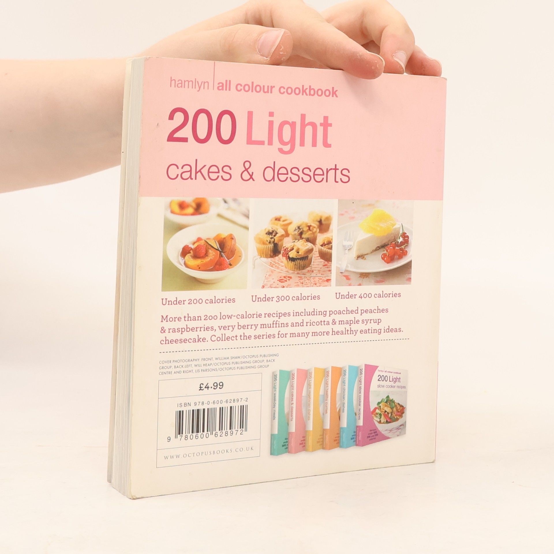 Various authors 200 Light Cakes and Desserts