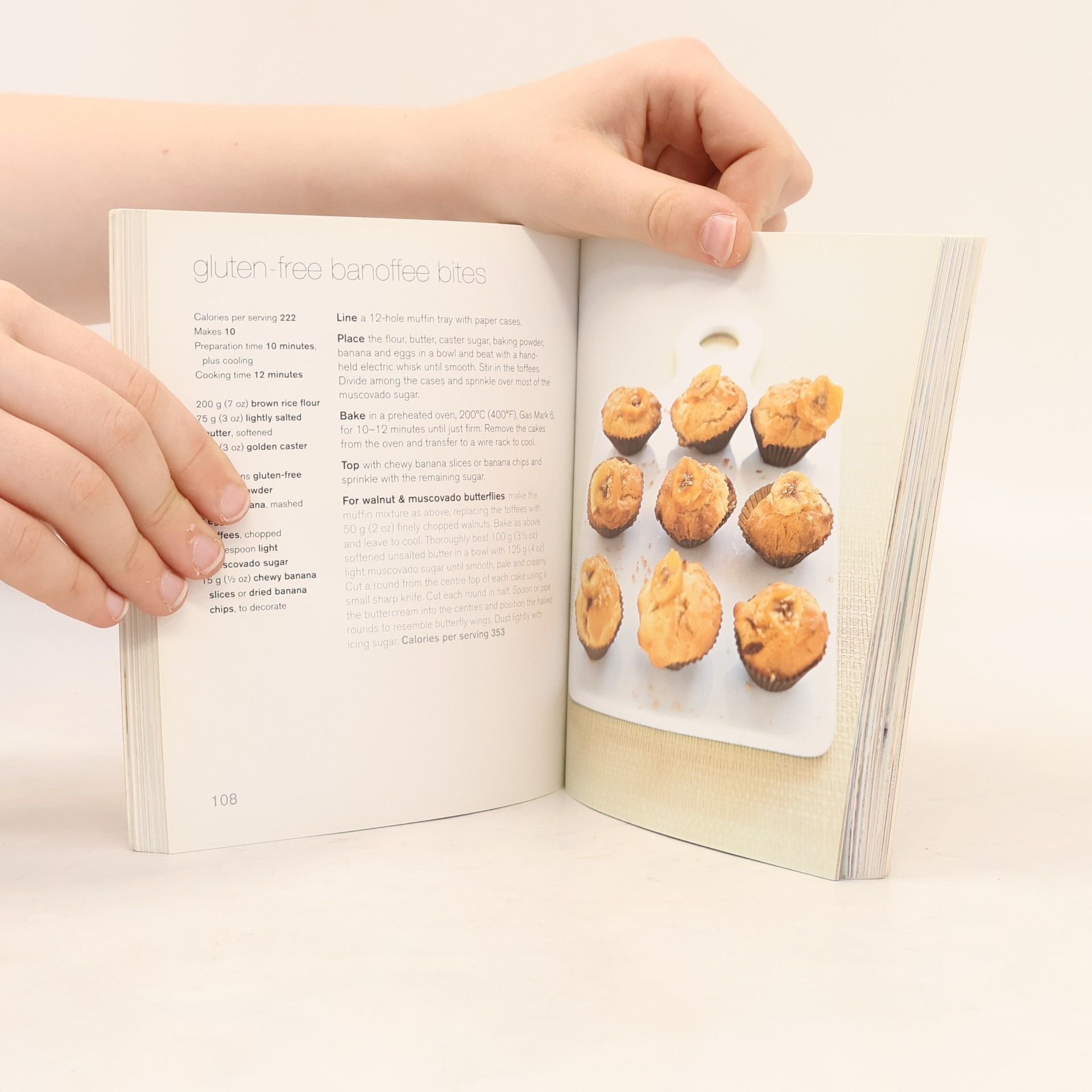 Various authors 200 Light Cakes and Desserts