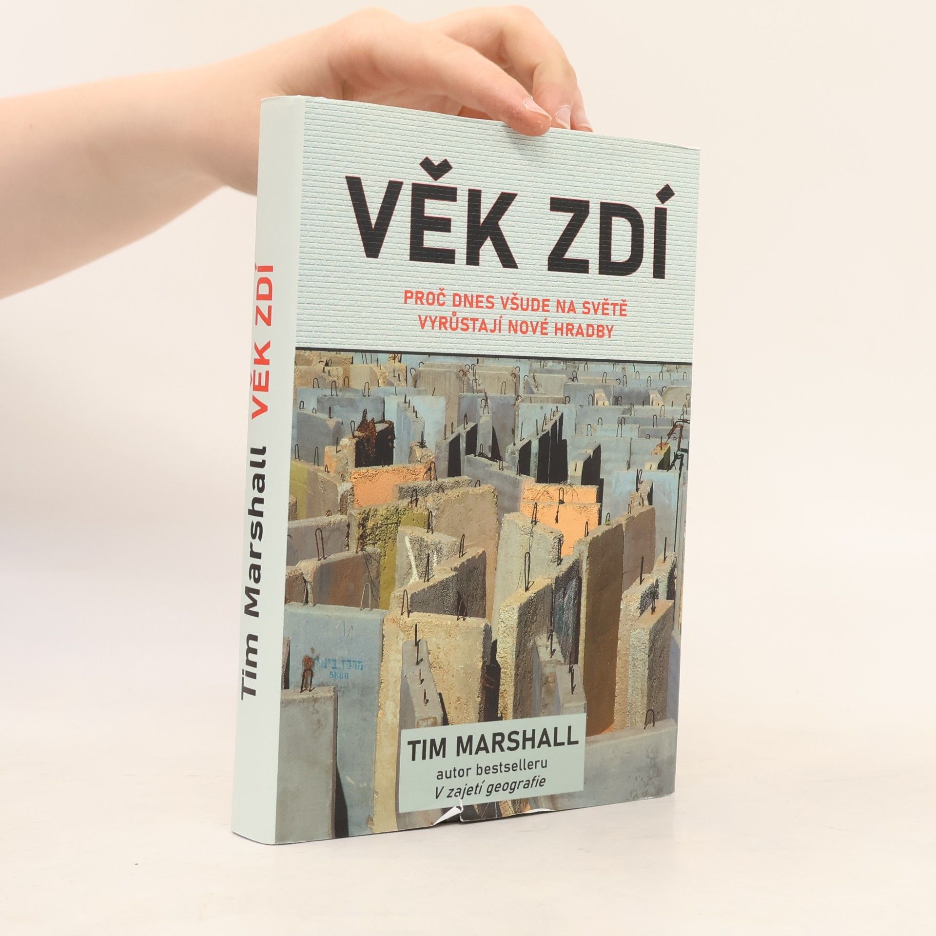 Tim Marshall Věk zdí: Proč dnes všude na světě vyrůstají nové hradby