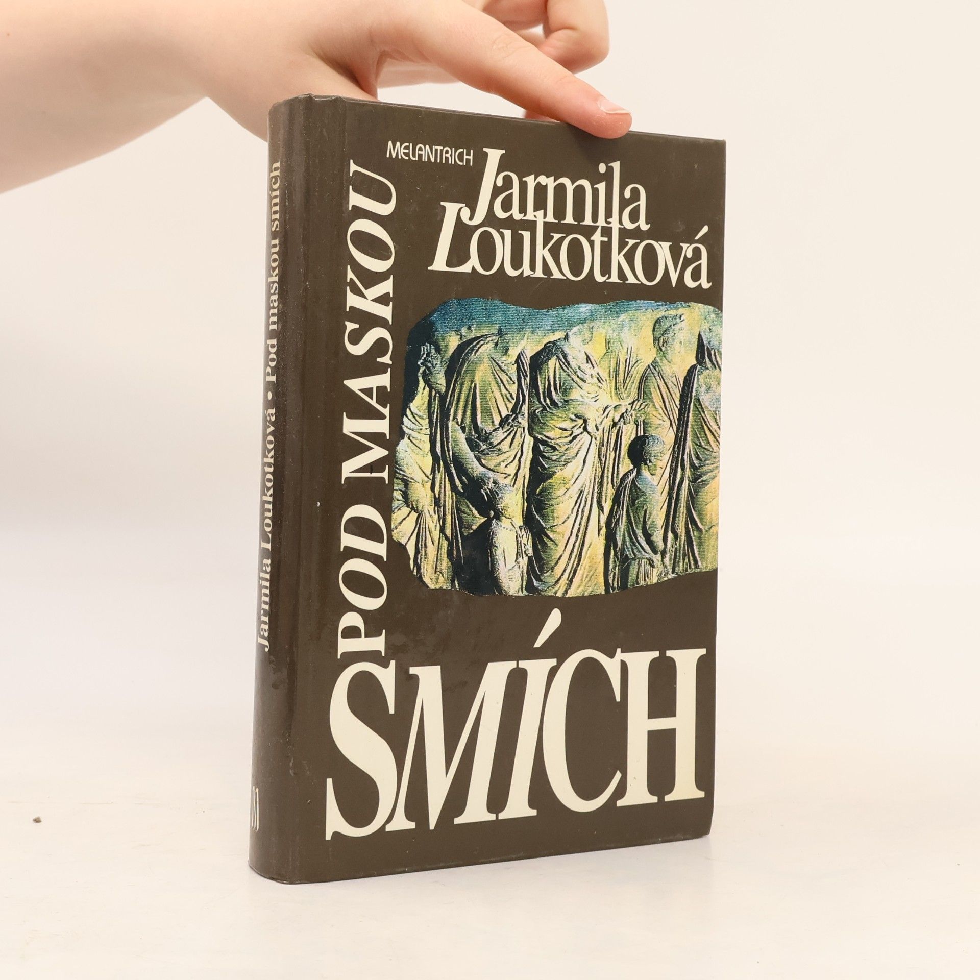 Jarmila Loukotková Pod maskou smích
