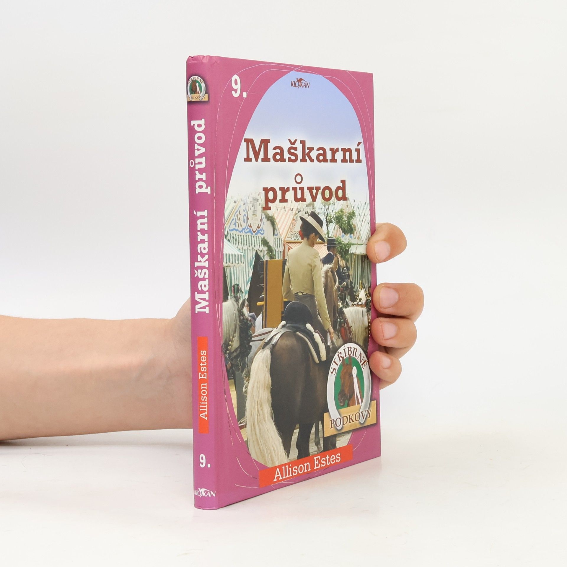 Allison Estes Stříbrné podkovy. 9, Maškarní průvod