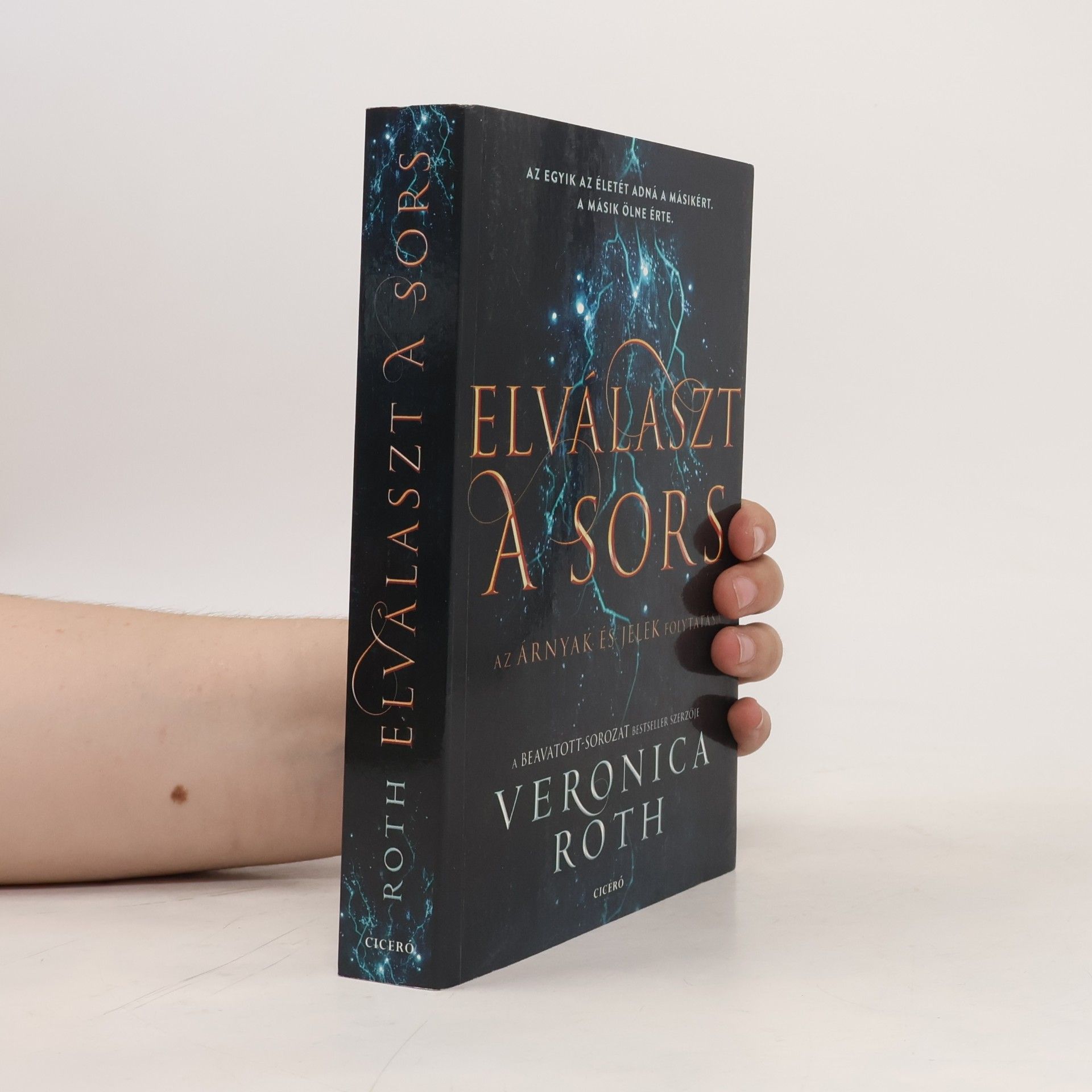 Veronica Roth Elválaszt a sors