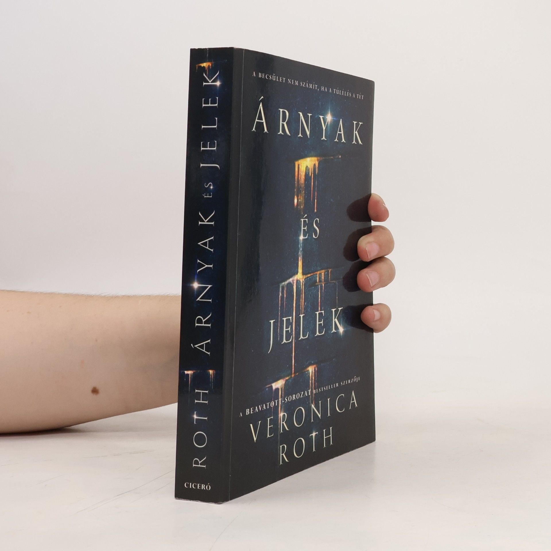 Veronica Roth Árnyak és jelek
