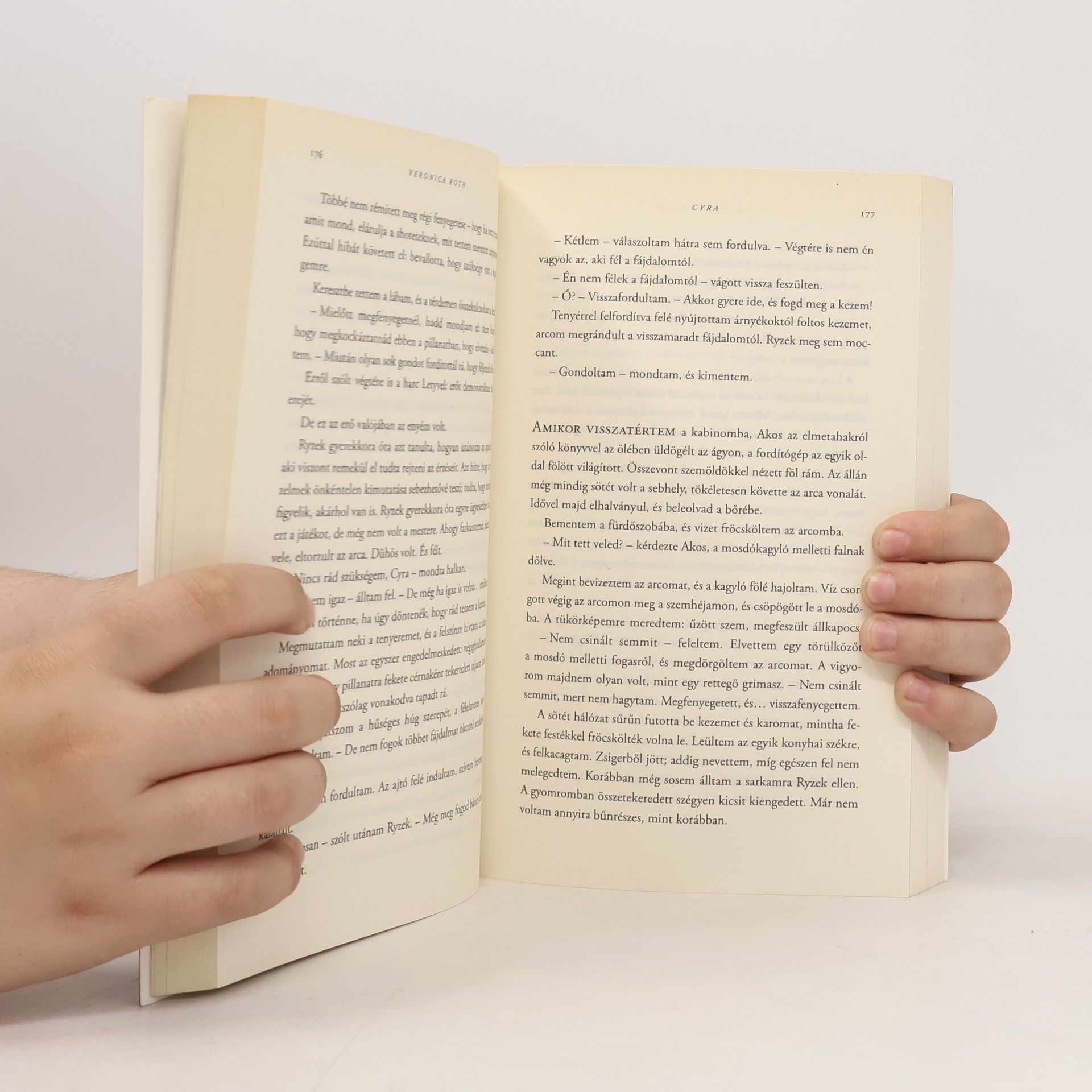 Veronica Roth Árnyak és jelek