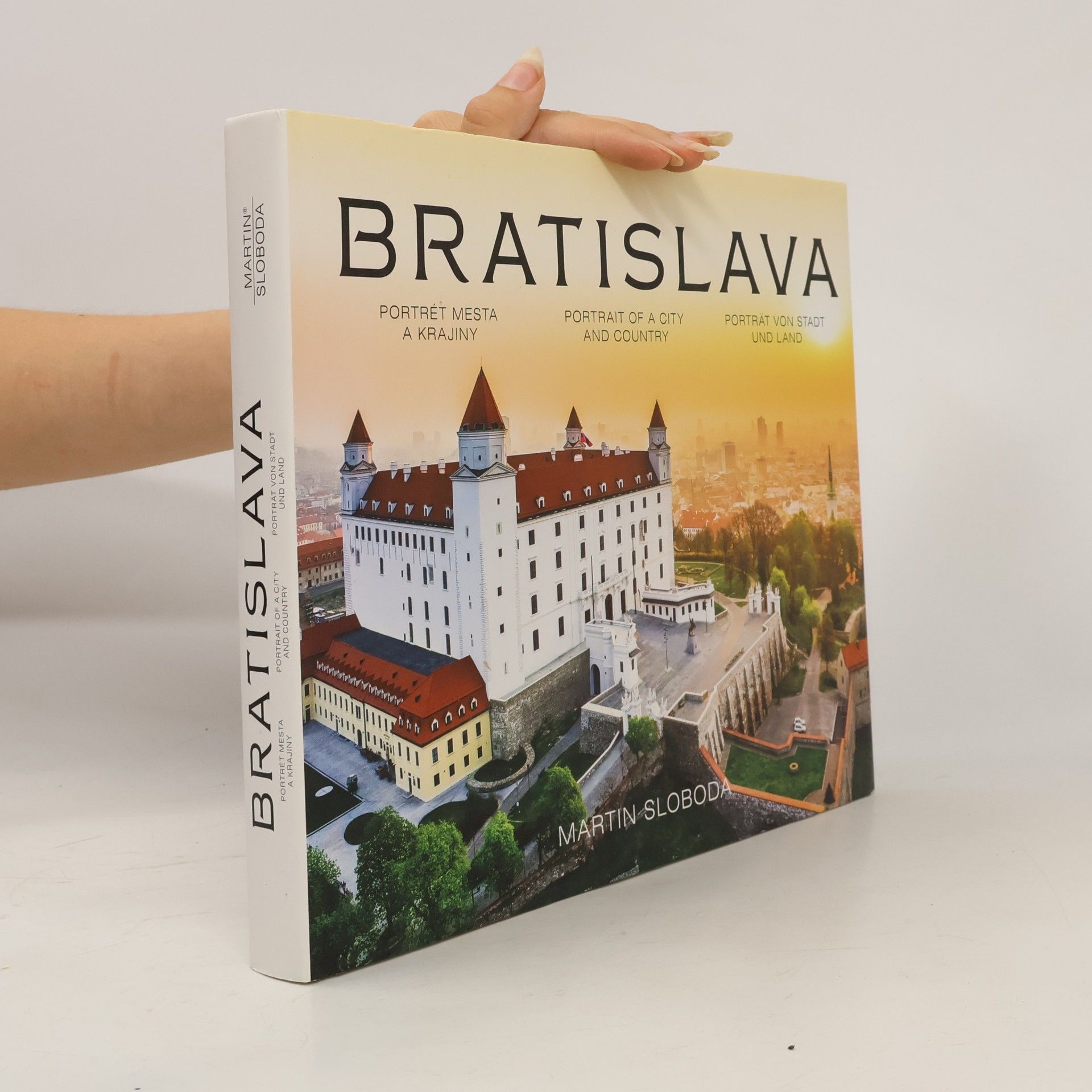 Martin Sloboda Bratislava : portrét mesta a krajiny = Portrait of a city and Country = Porträt von Stadt und Land