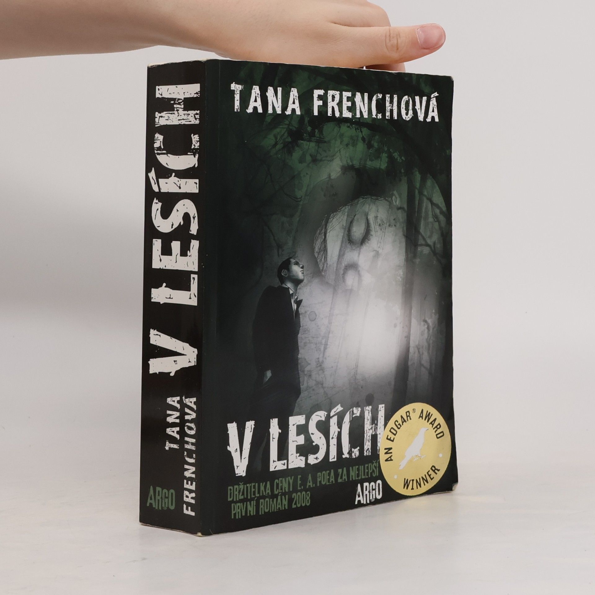 Tana French V lesích