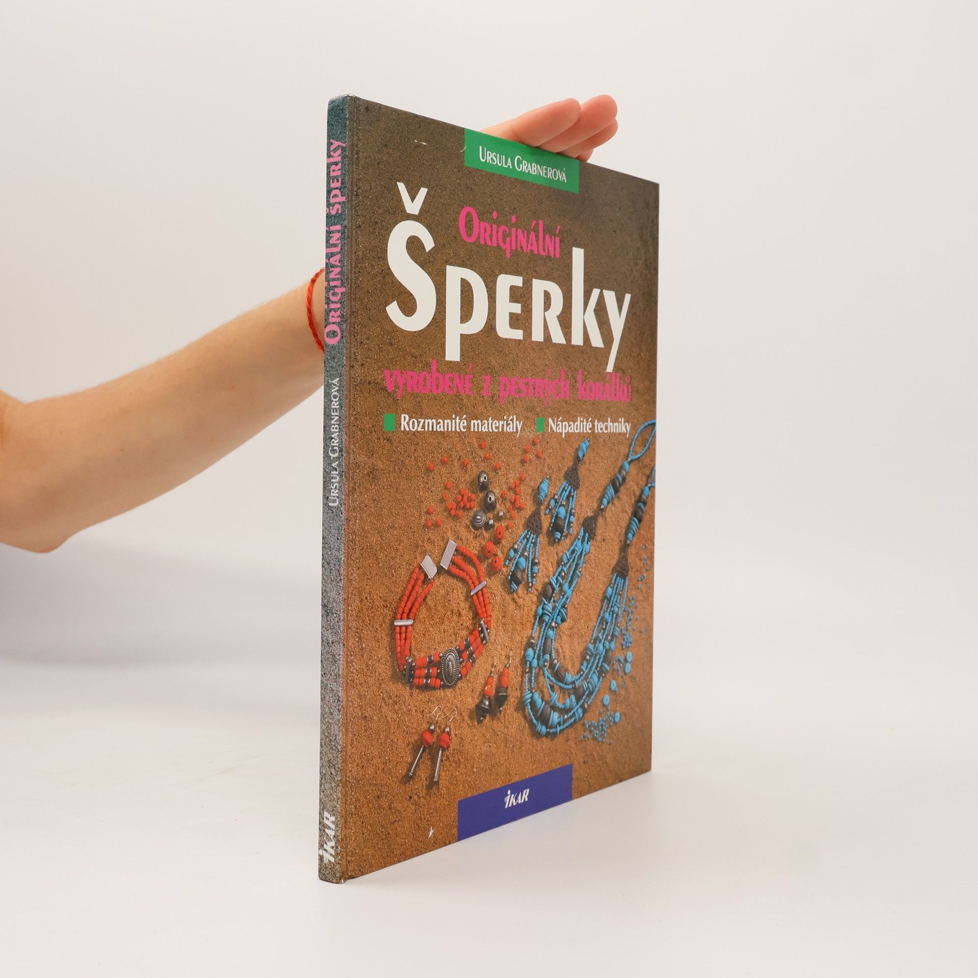 Originální šperky vyrobené z pestrých korálků.