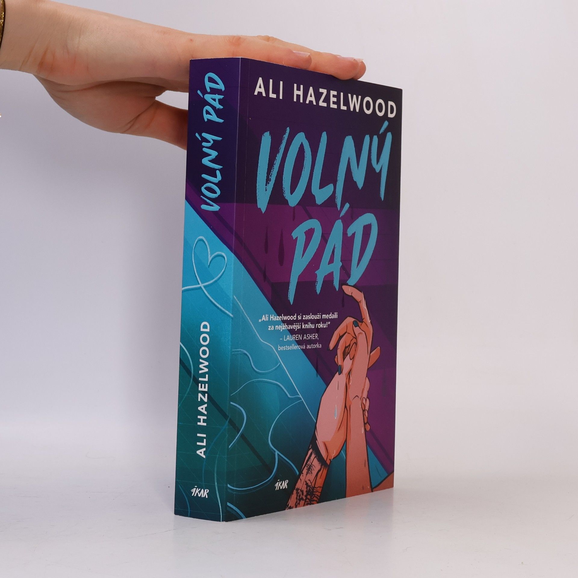 Ali Hazelwood Volný pád