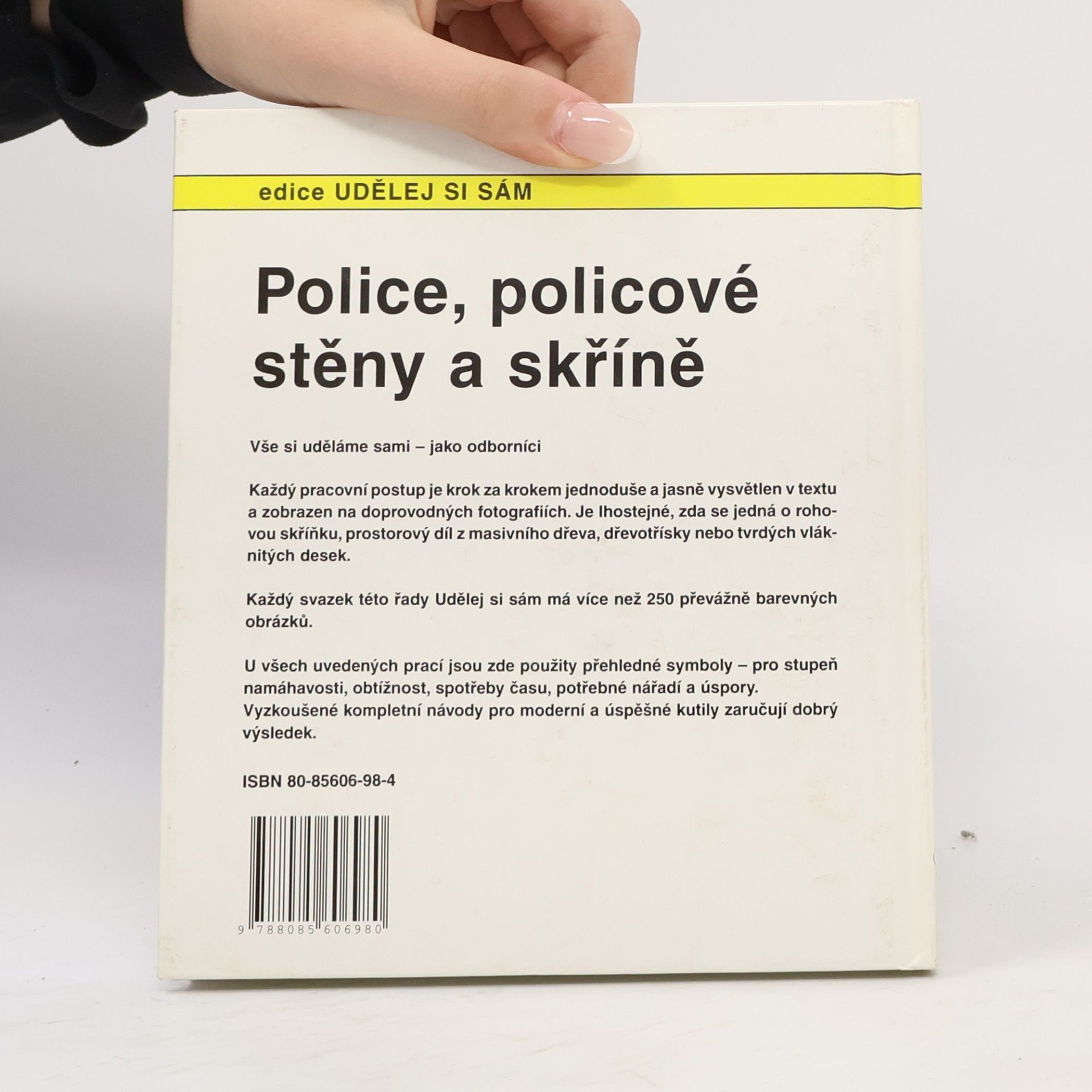 Niels Clausen Police, policové stěny a skříně