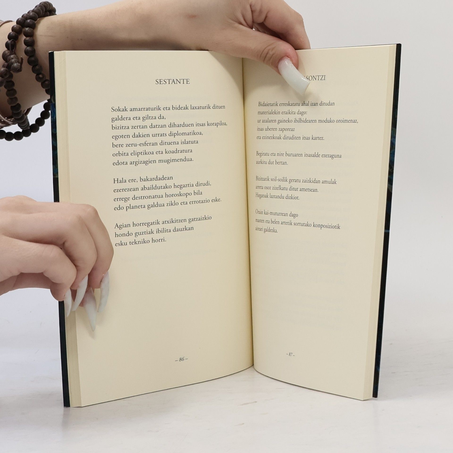 Amaia Iturbide Poesia - 33: Dorrearen eta penduluaren arteko ituna