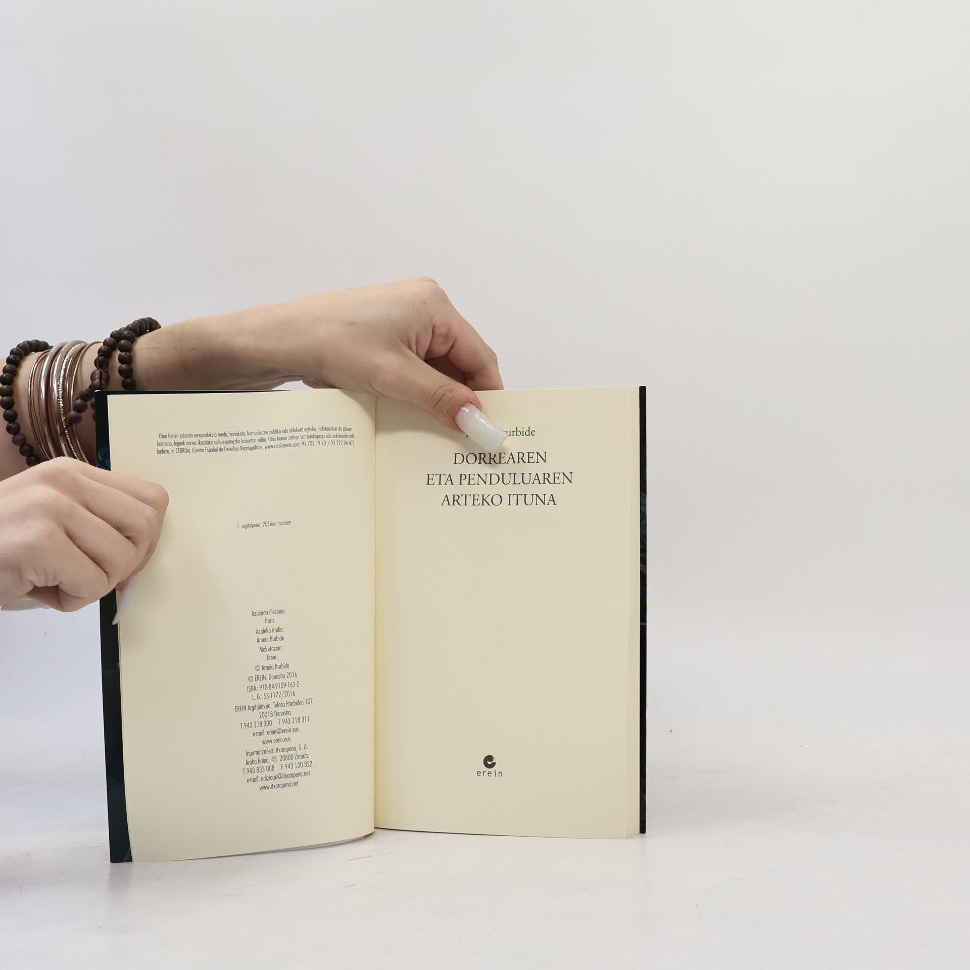 Amaia Iturbide Poesia - 33: Dorrearen eta penduluaren arteko ituna