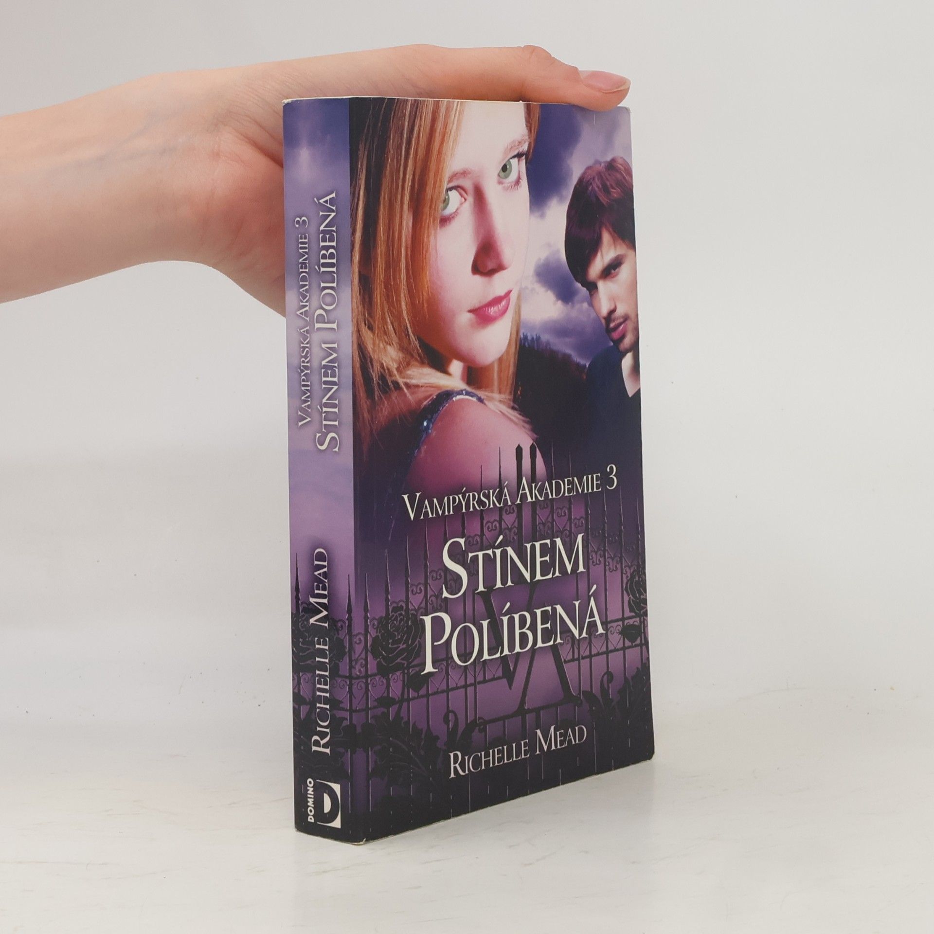Richelle Mead Vampýrská akademie 3: Stínem políbená.