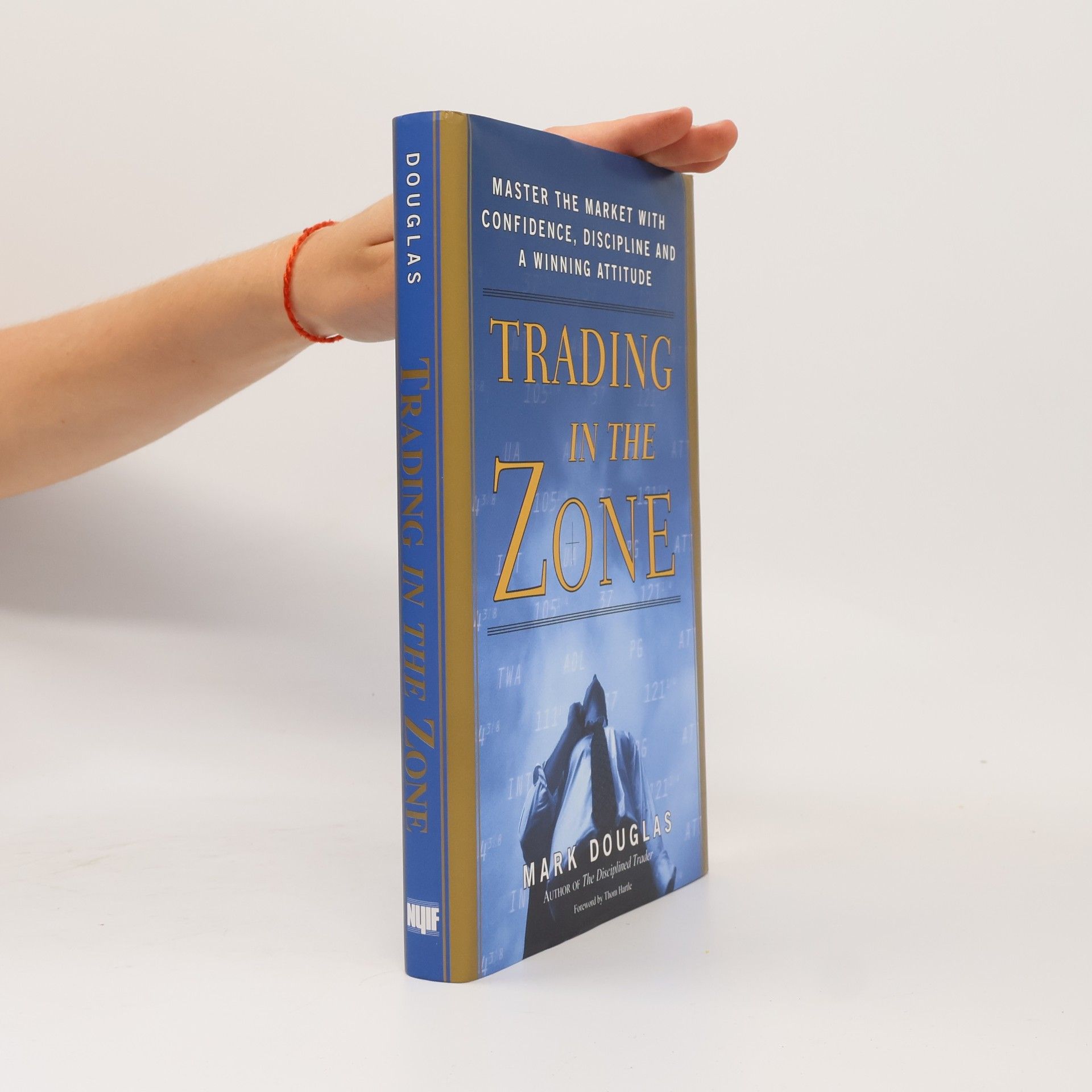 Mark Mark J. Douglas Trading in the zone : master the market with confidence, discipline and a winning attitude