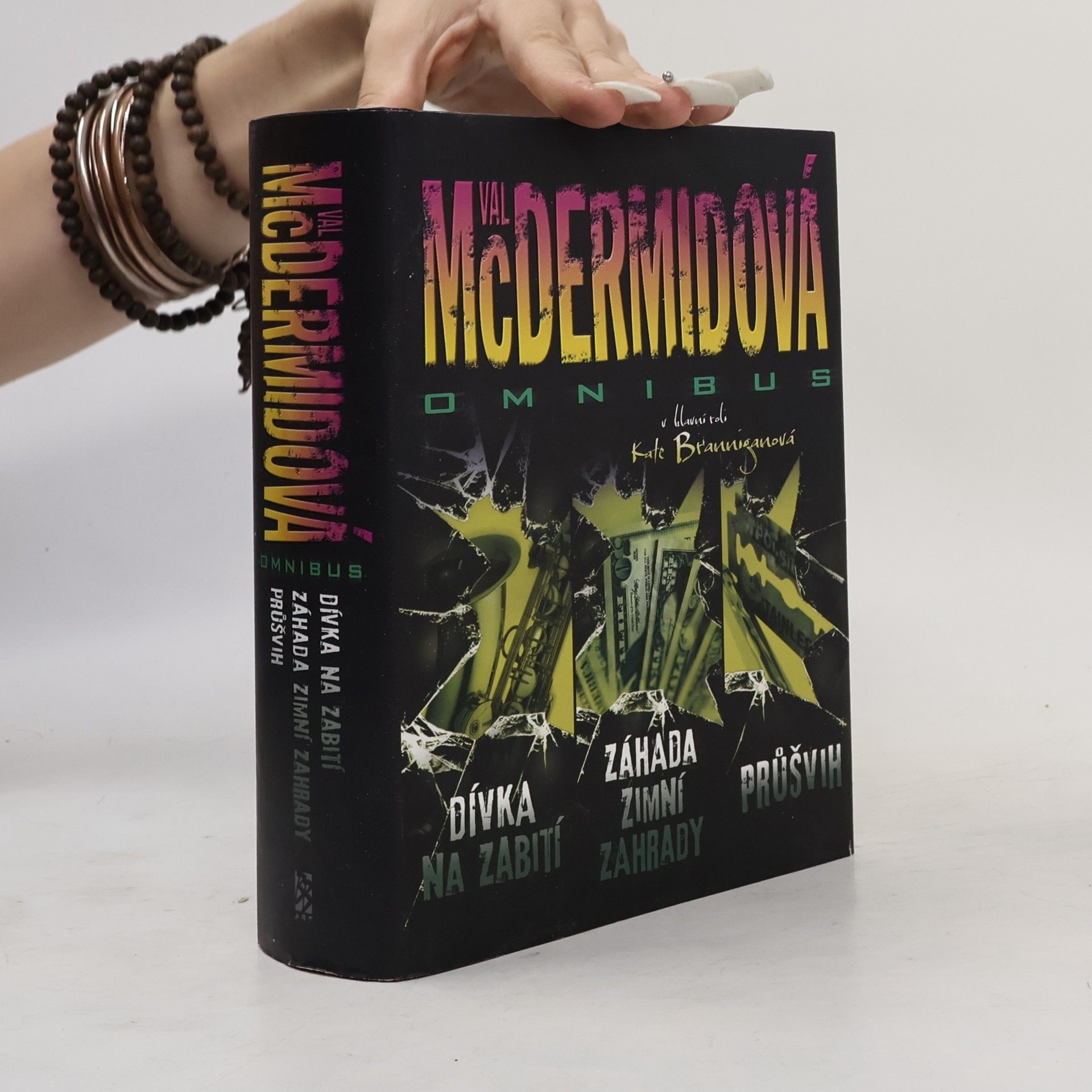 Val McDermid Dívka na zabití, Záhada zimní zahrady, Průšvih