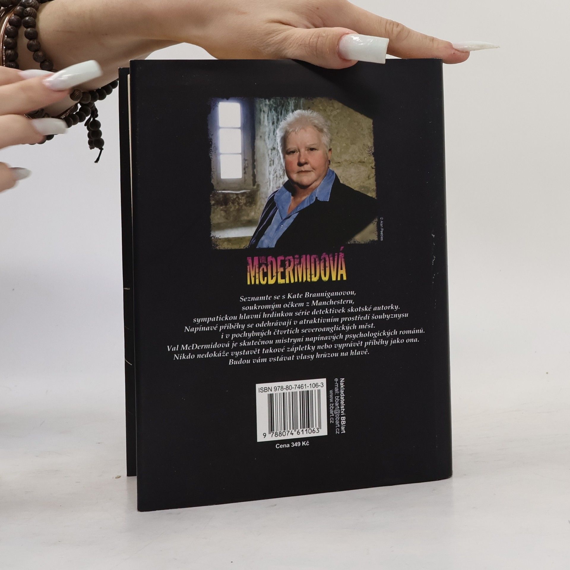 Val McDermid Dívka na zabití, Záhada zimní zahrady, Průšvih