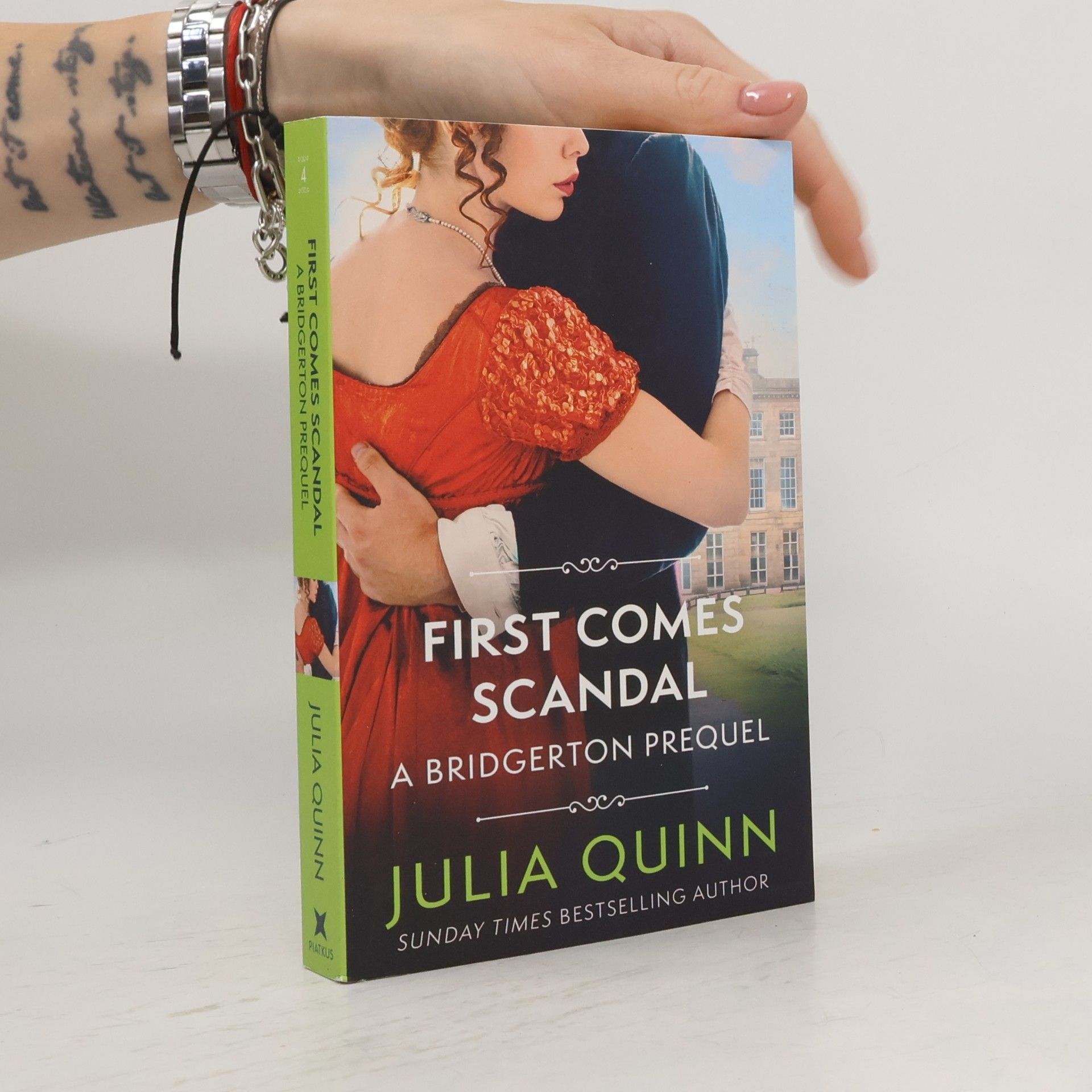 Julie Quinnová First comes scandal