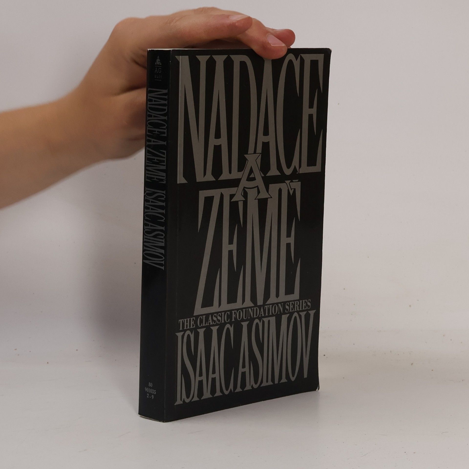 Isaac Asimov Nadace a Země