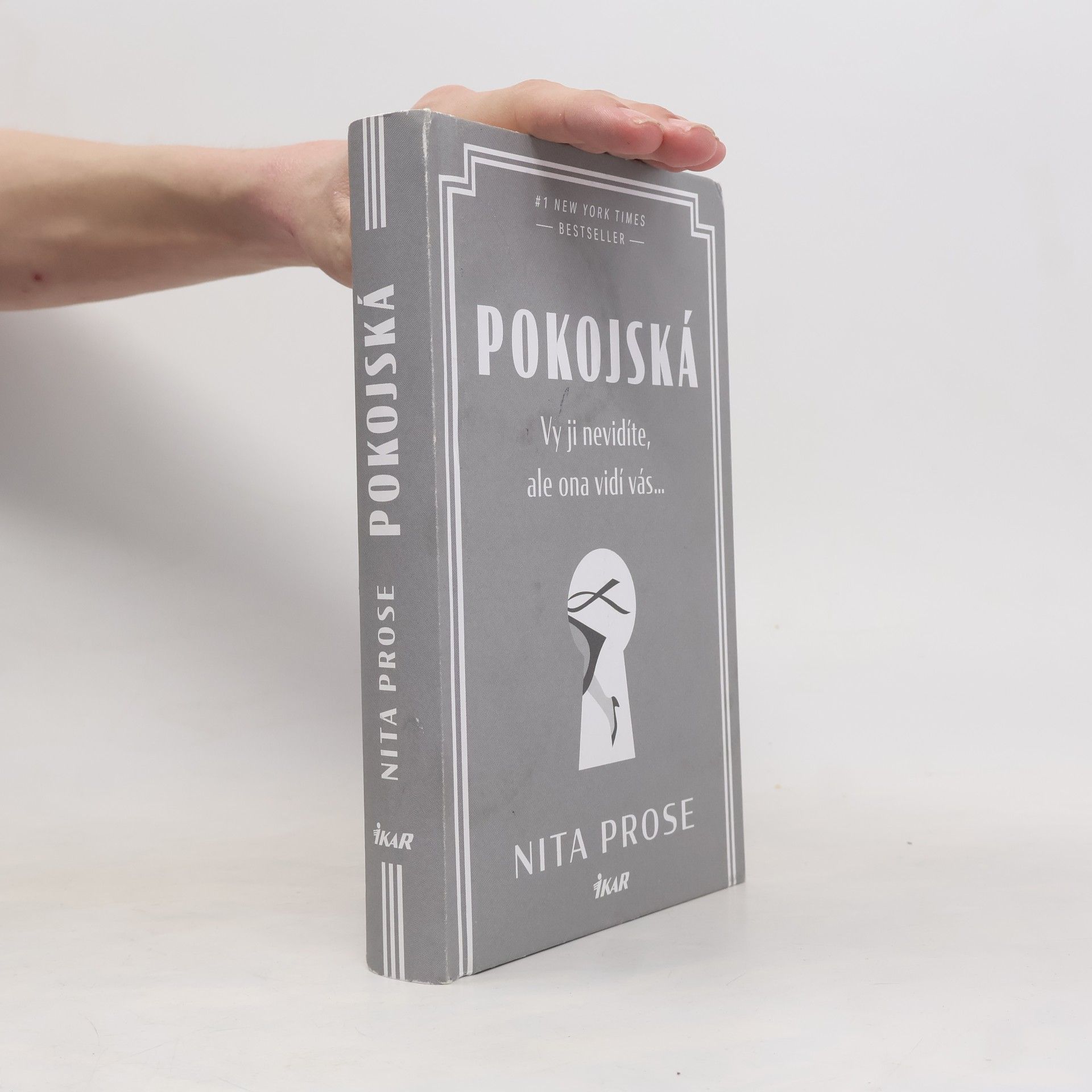 Nita Prose Pokojská: vy ji nevidíte, ale ona vidí vás...