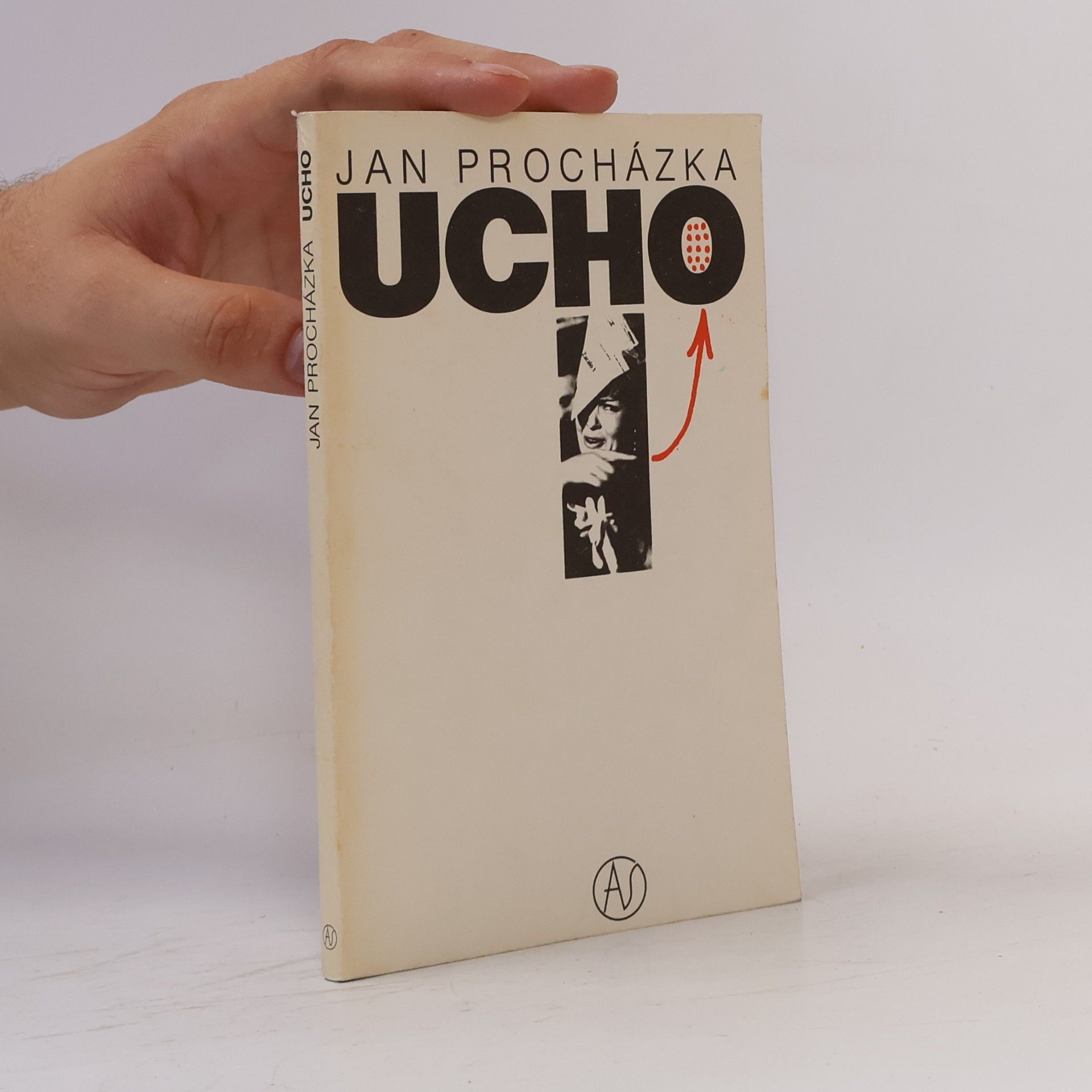 Ucho