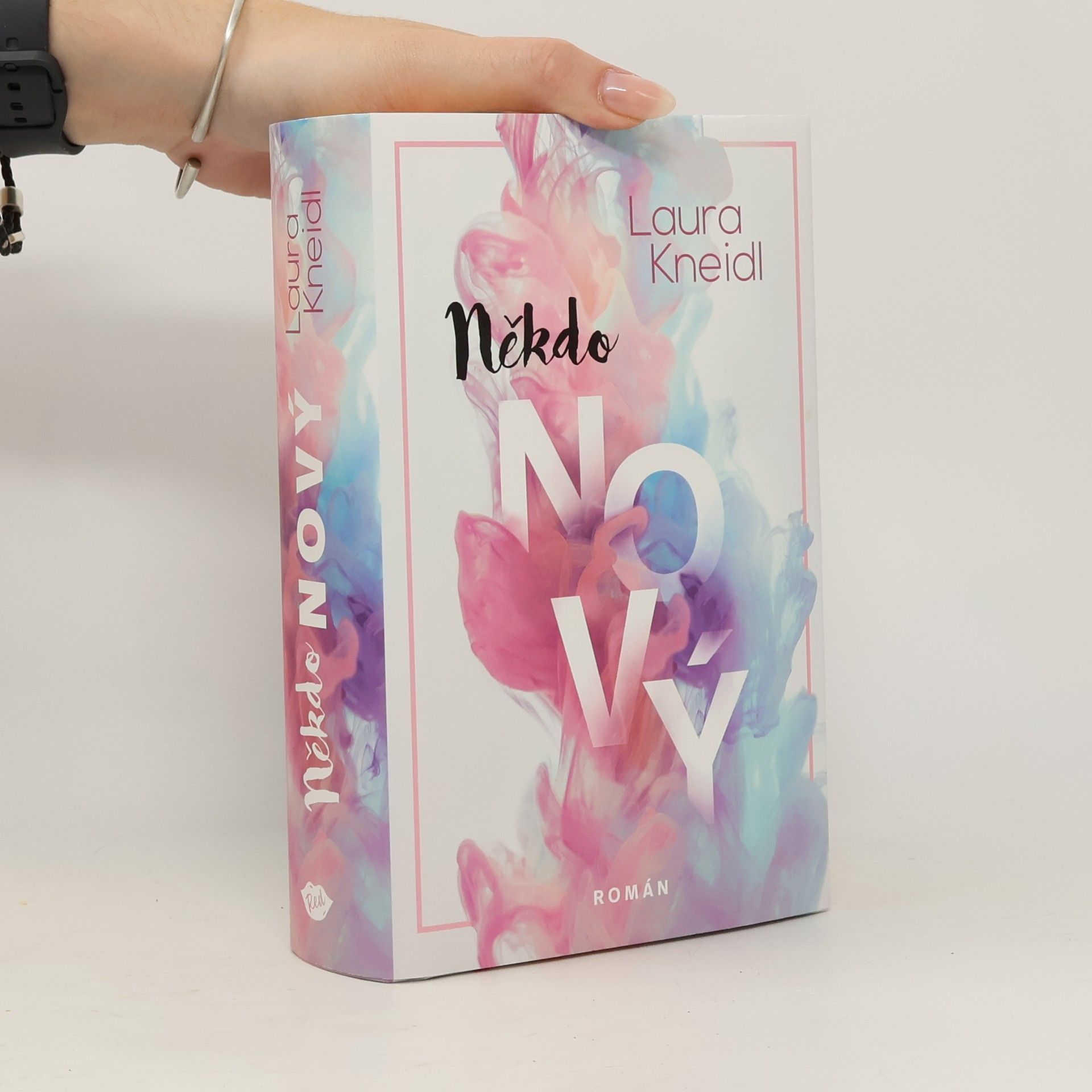 Laura Kneidl Někdo nový
