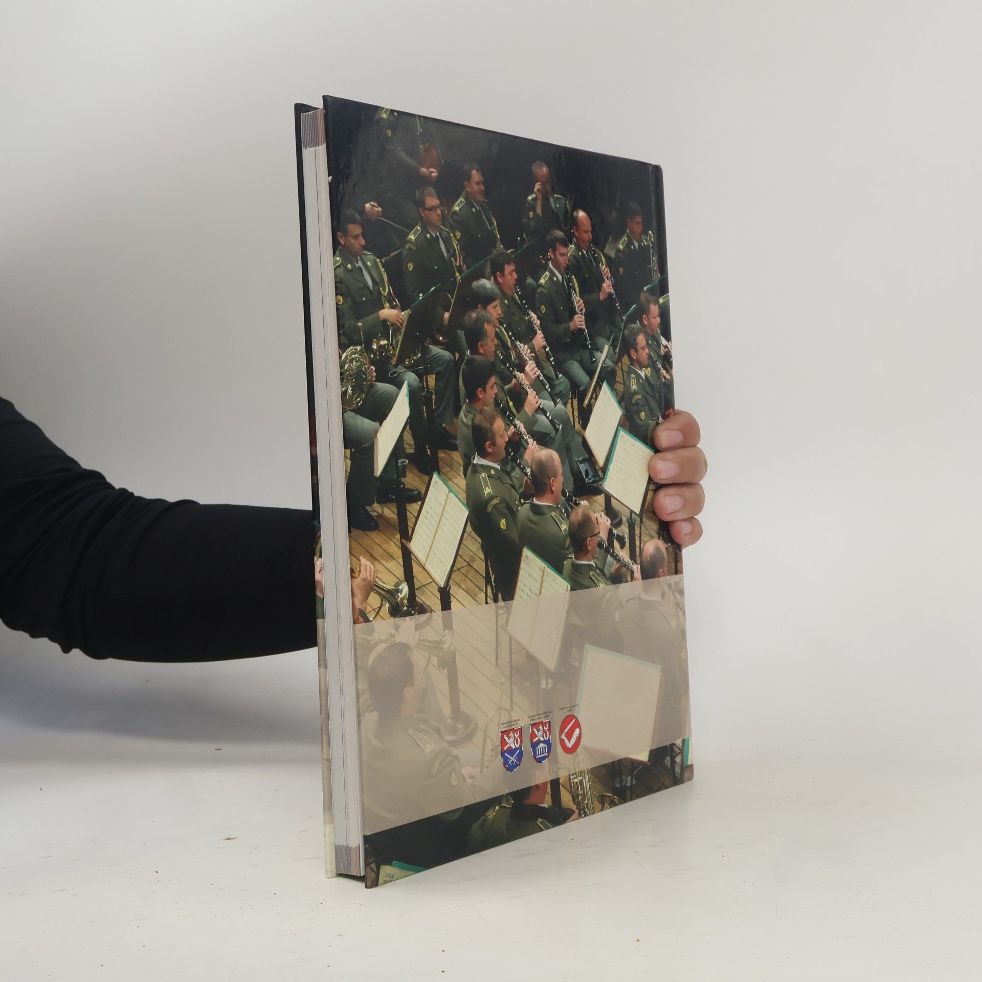 Jiří Bílek Sedm desetiletí s Ústřední hudbou Armády České republiky : tóny, které zná celý svět