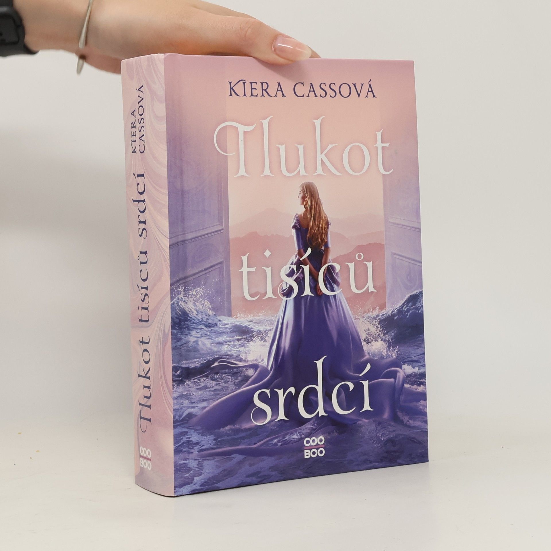 Kiera Cass Tlukot tisíců srdcí