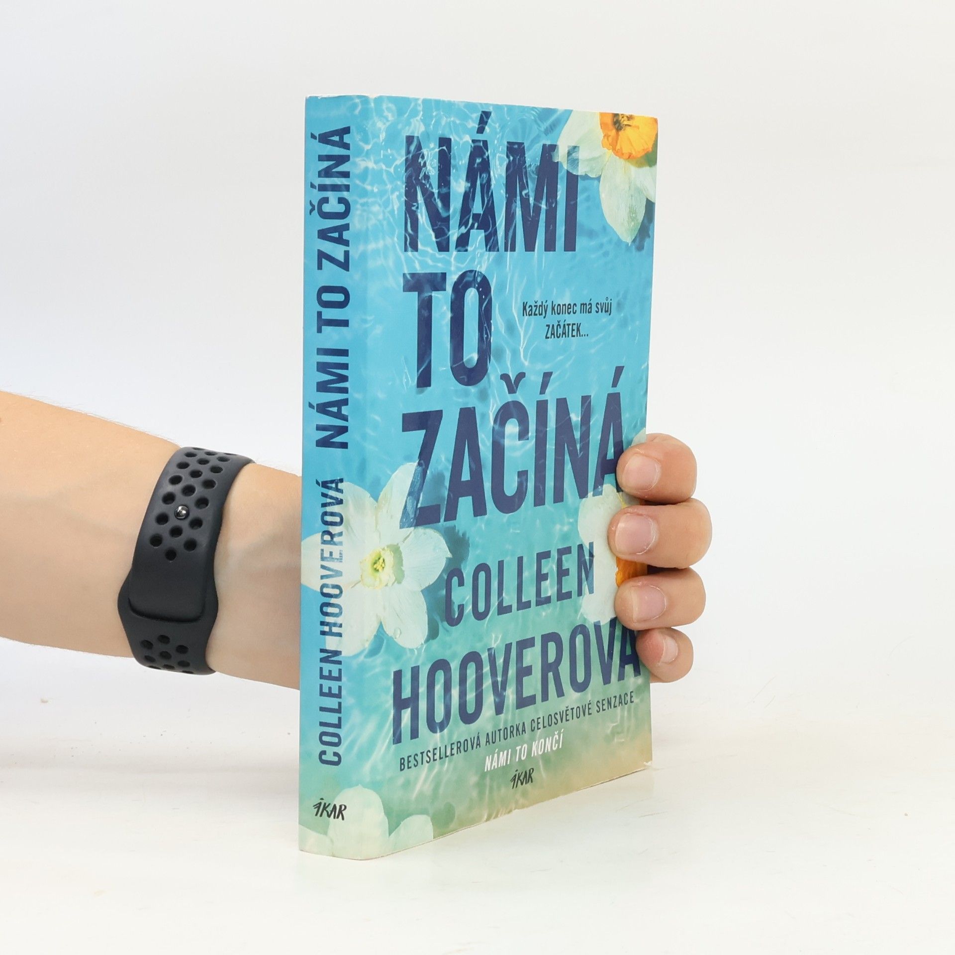 Colleen Hoover Námi to začíná